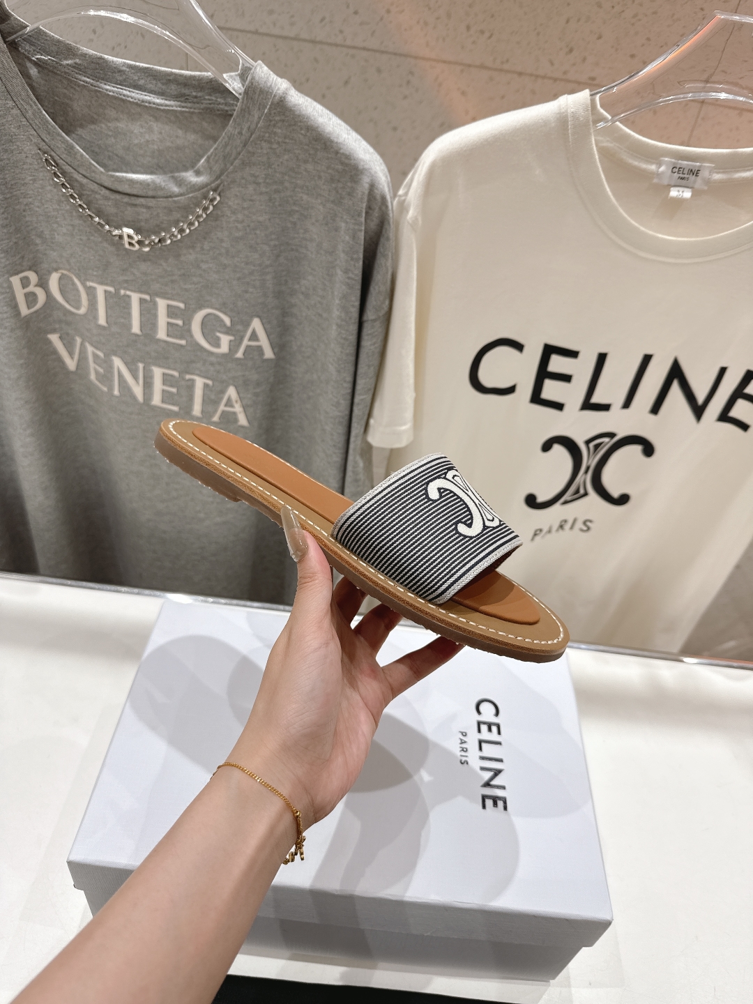 高版本出厂
 Celine*塞琳2025ss思琳初夏新款凯旋门Logo凉拖鞋
高级感十足  网红ins种