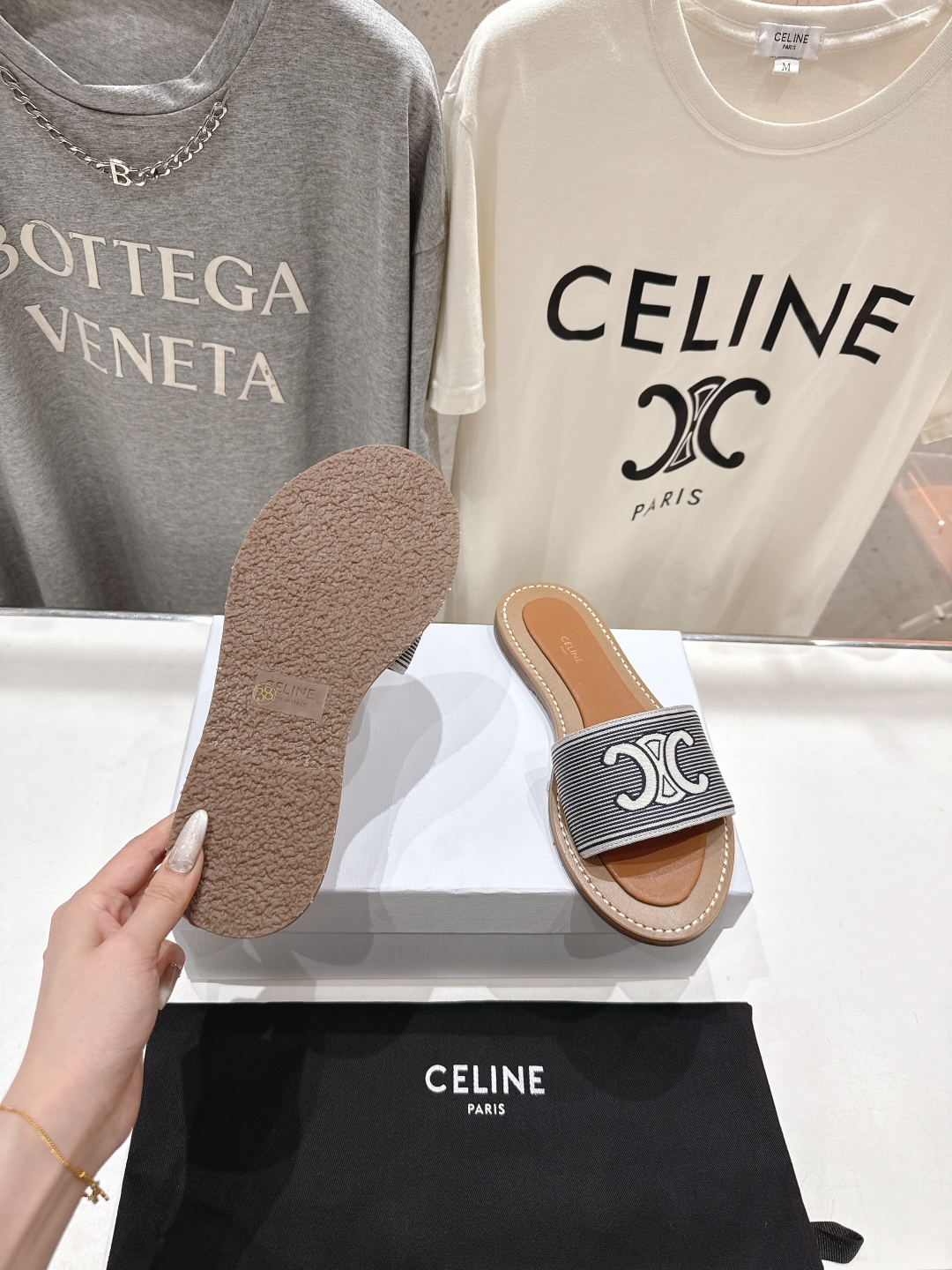 高版本出厂
 Celine*塞琳2025ss思琳初夏新款凯旋门Logo凉拖鞋
高级感十足  网红ins种