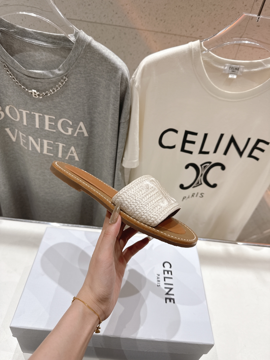 高版本出厂
 Celine*塞琳2025ss思琳初夏新款凯旋门Logo凉拖鞋
高级感十足  网红ins种
