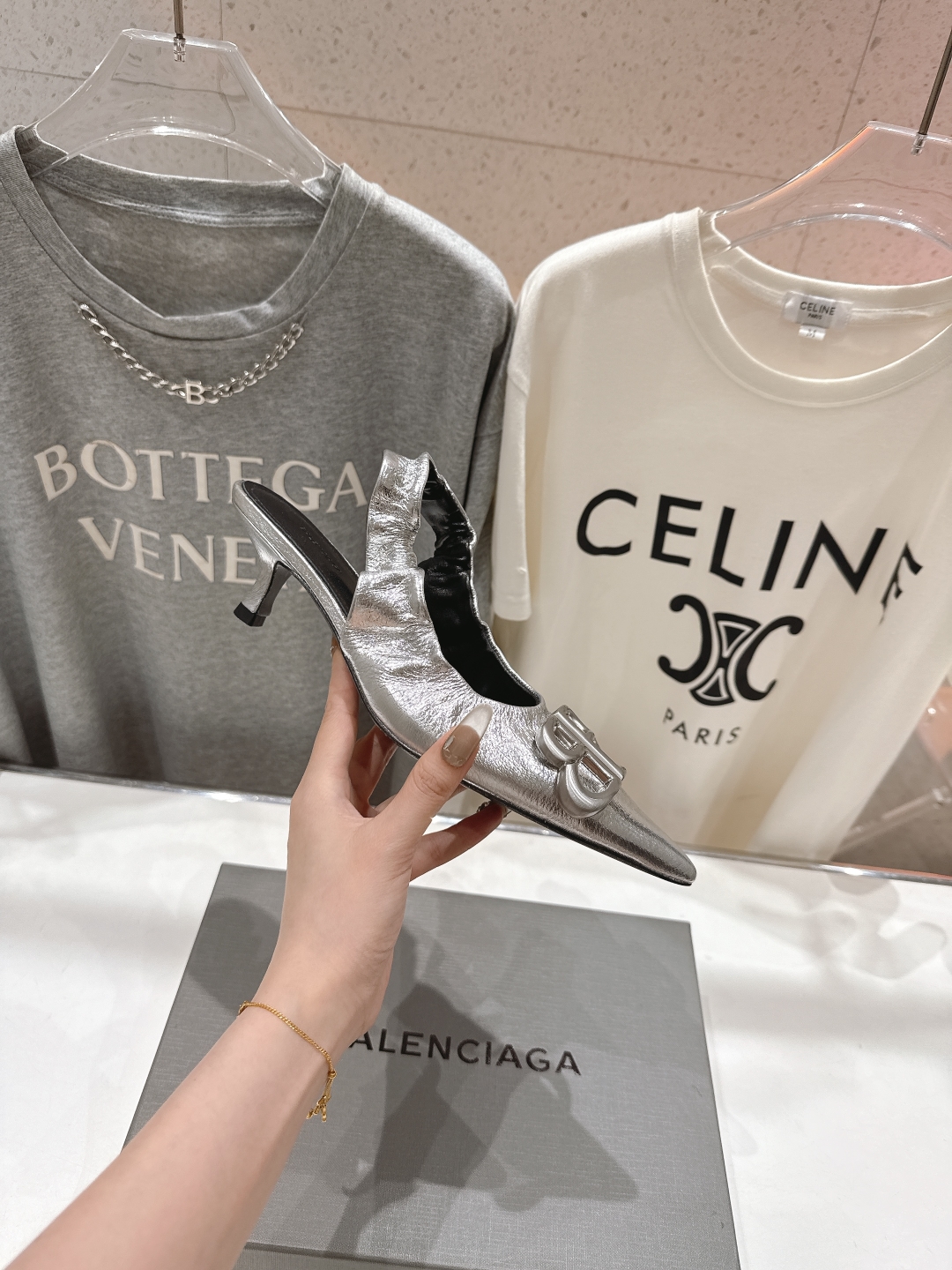 高版本出厂
  BALENCIAG*巴黎世家2025ss春秋新款高跟鞋凉鞋
非常舒服的高跟鞋，极简设计理