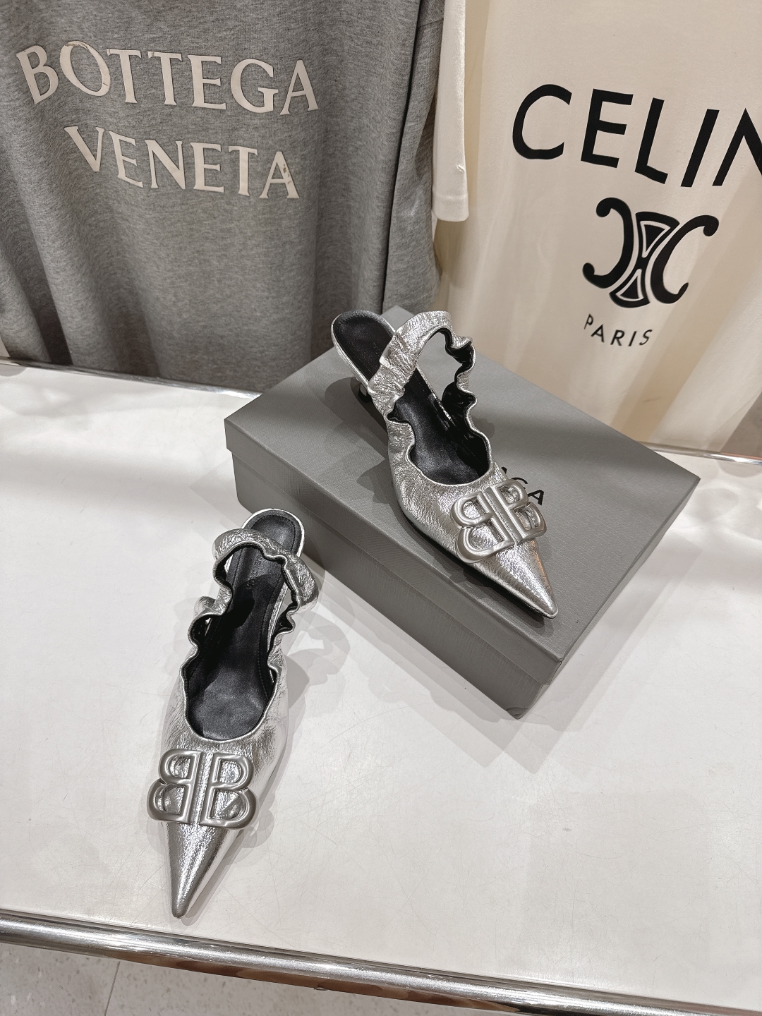高版本出厂
  BALENCIAG*巴黎世家2025ss春秋新款高跟鞋凉鞋
非常舒服的高跟鞋，极简设计理