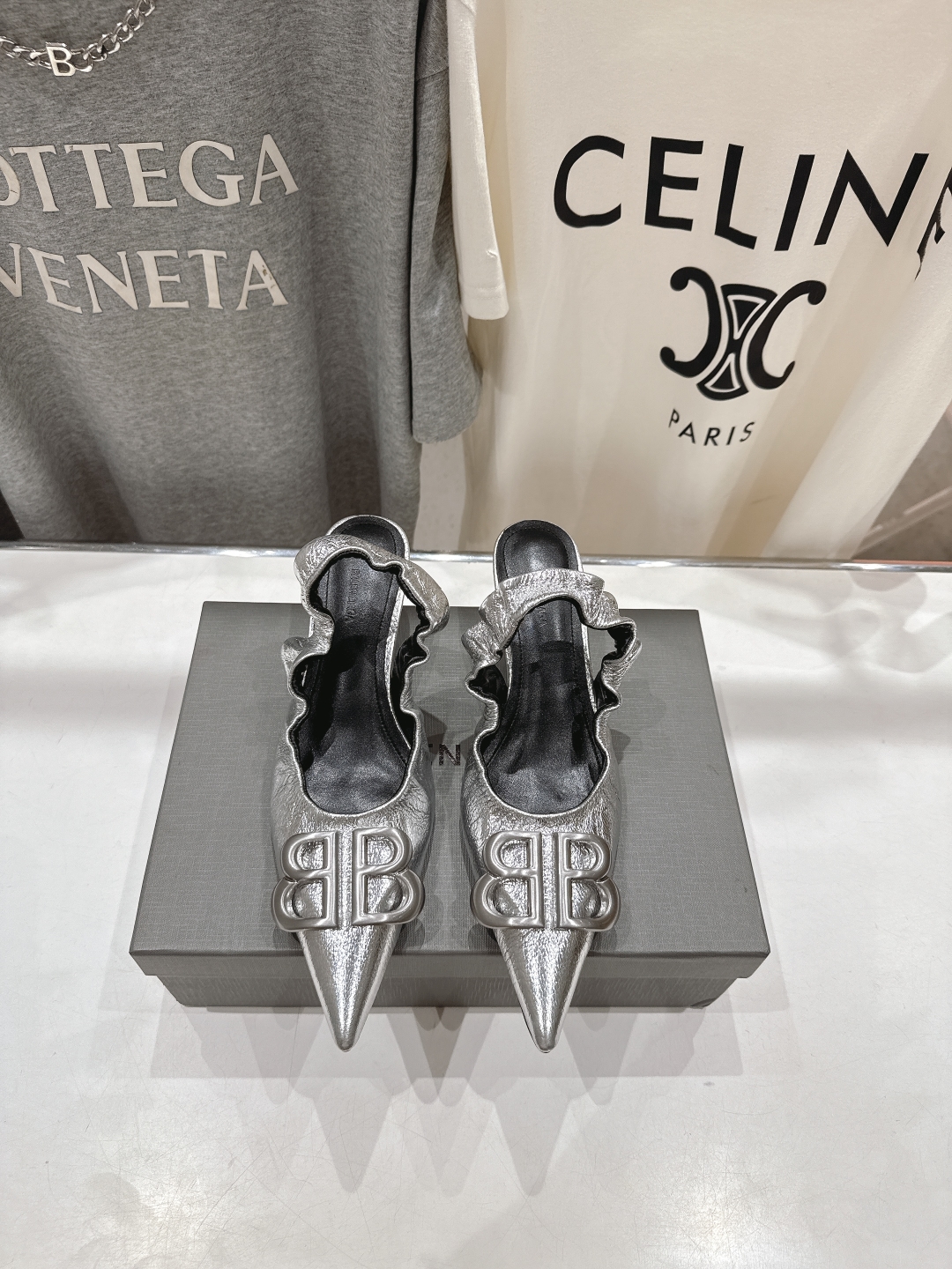 高版本出厂
  BALENCIAG*巴黎世家2025ss春秋新款高跟鞋凉鞋
非常舒服的高跟鞋，极简设计理