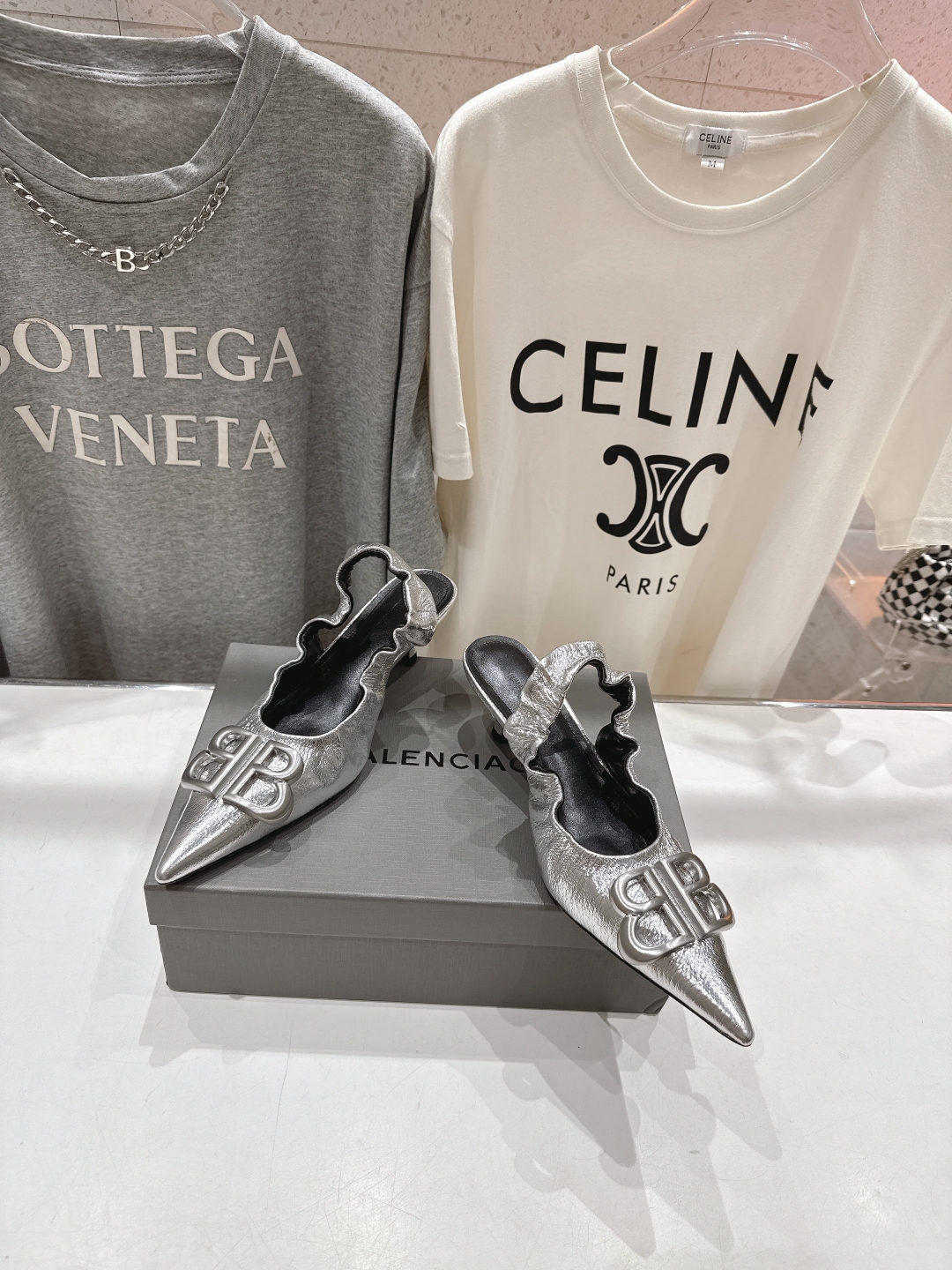 高版本出厂
  BALENCIAG*巴黎世家2025ss春秋新款高跟鞋凉鞋
非常舒服的高跟鞋，极简设计理