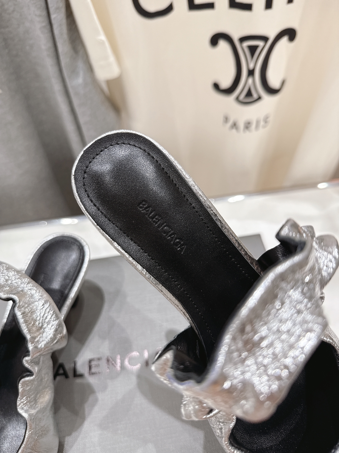 高版本出厂
  BALENCIAG*巴黎世家2025ss春秋新款高跟鞋凉鞋
非常舒服的高跟鞋，极简设计理