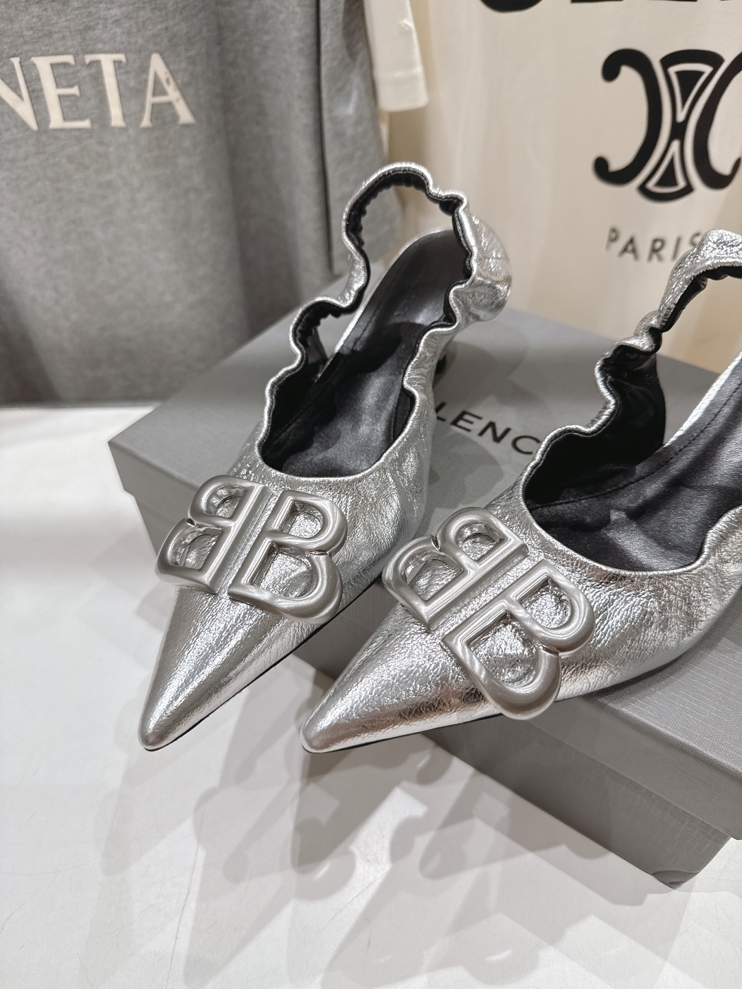 高版本出厂
  BALENCIAG*巴黎世家2025ss春秋新款高跟鞋凉鞋
非常舒服的高跟鞋，极简设计理