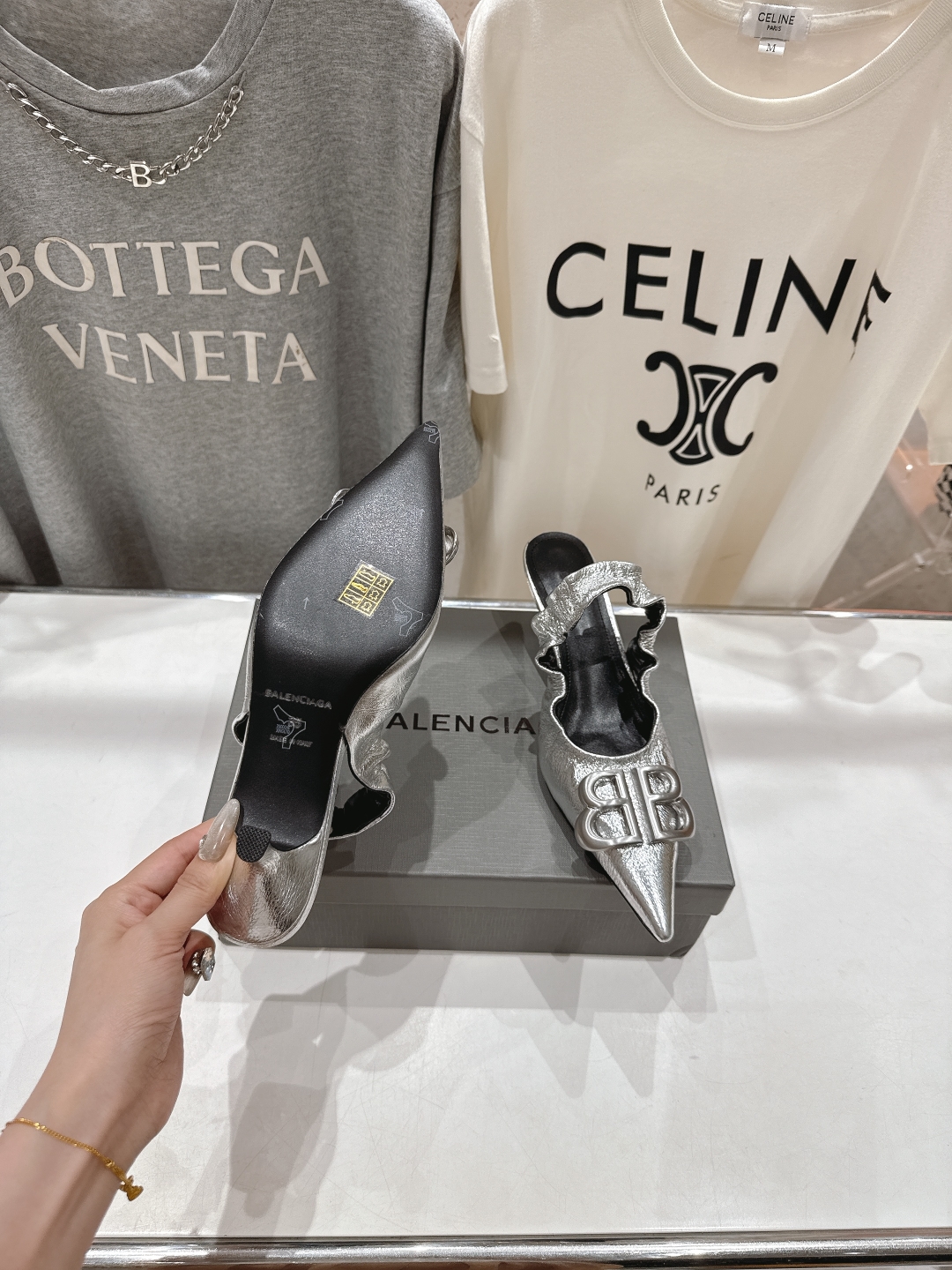 高版本出厂
  BALENCIAG*巴黎世家2025ss春秋新款高跟鞋凉鞋
非常舒服的高跟鞋，极简设计理