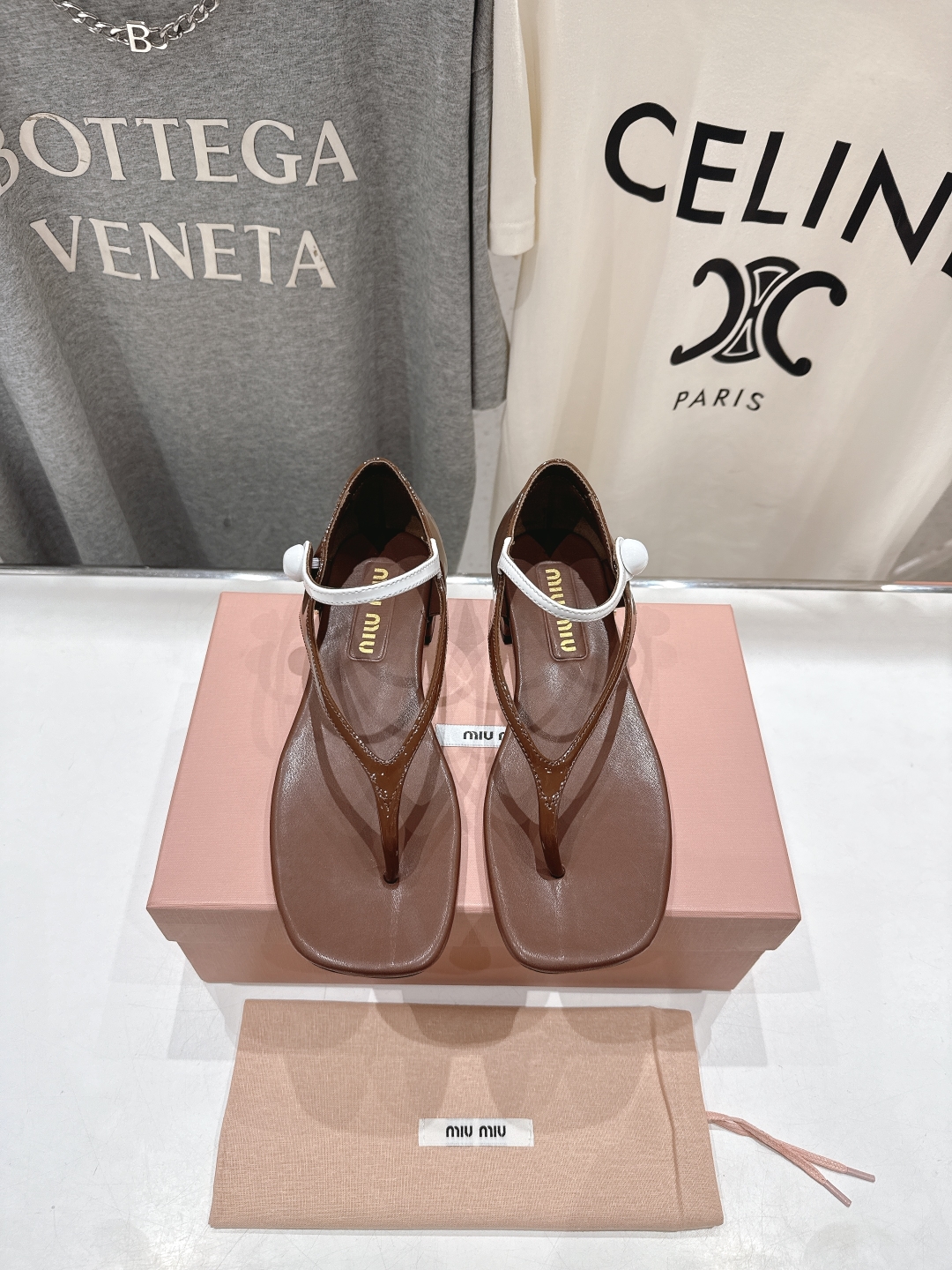 高版本出厂
  MiuMiu*缪缪2025ss夏季走秀新款小牛皮夹脚凉鞋
Zp开发 原版拆卸 秒杀市面普