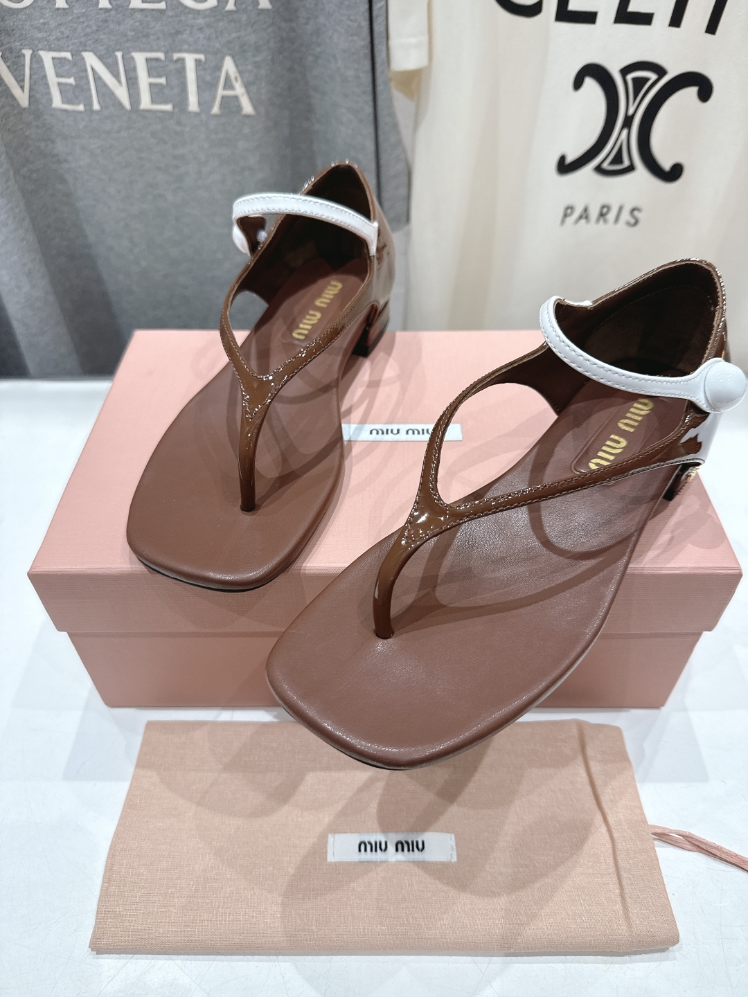 高版本出厂
  MiuMiu*缪缪2025ss夏季走秀新款小牛皮夹脚凉鞋
Zp开发 原版拆卸 秒杀市面普