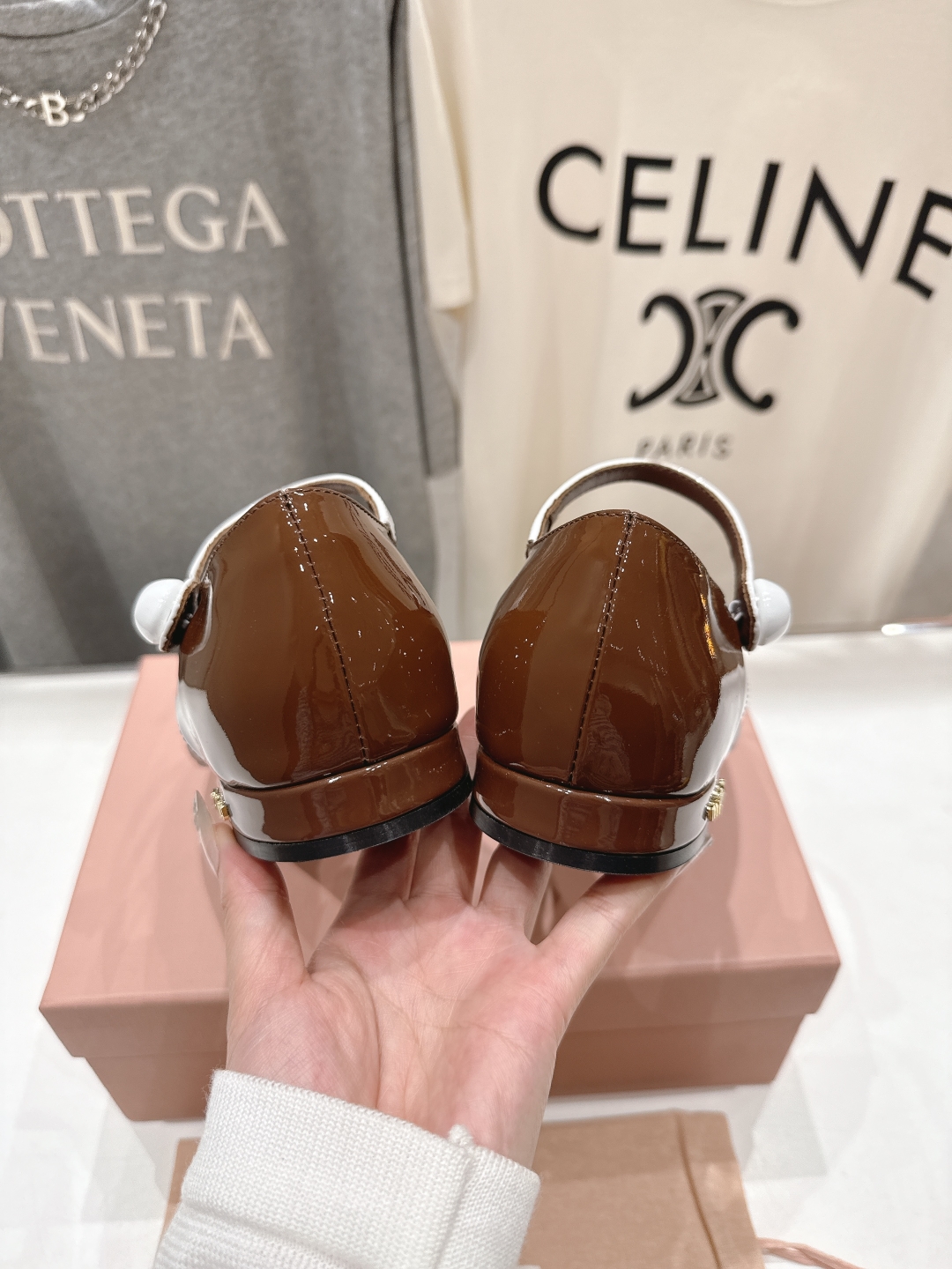 高版本出厂
  MiuMiu*缪缪2025ss夏季走秀新款小牛皮夹脚凉鞋
Zp开发 原版拆卸 秒杀市面普