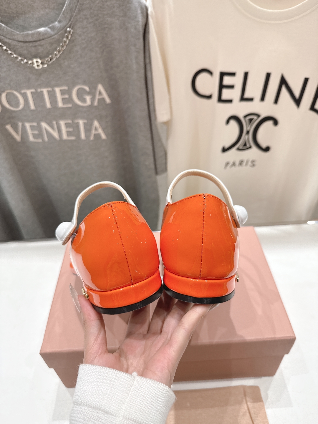 高版本出厂
  MiuMiu*缪缪2025ss夏季走秀新款小牛皮夹脚凉鞋
Zp开发 原版拆卸 秒杀市面普