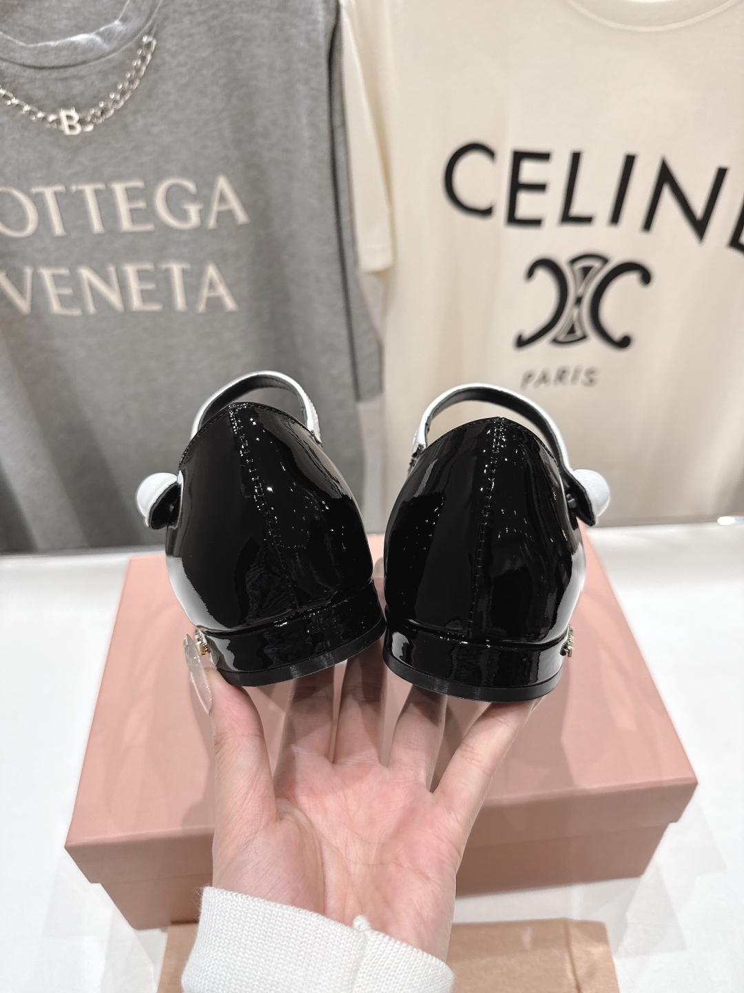 高版本出厂
  MiuMiu*缪缪2025ss夏季走秀新款小牛皮夹脚凉鞋
Zp开发 原版拆卸 秒杀市面普
