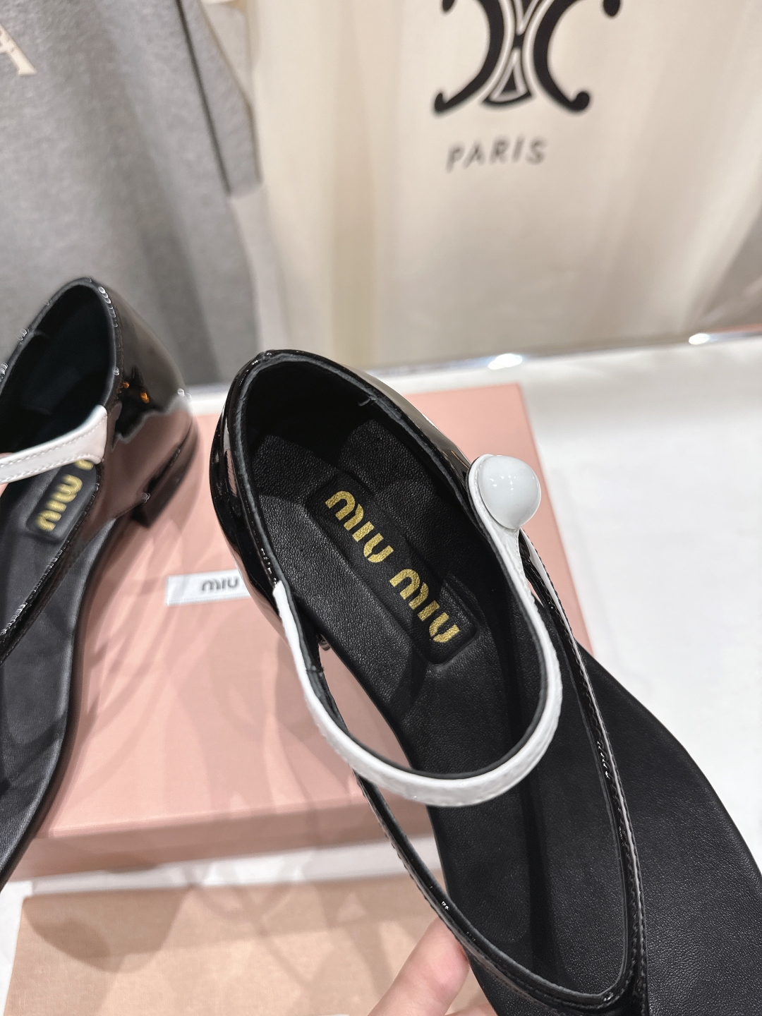 高版本出厂
  MiuMiu*缪缪2025ss夏季走秀新款小牛皮夹脚凉鞋
Zp开发 原版拆卸 秒杀市面普