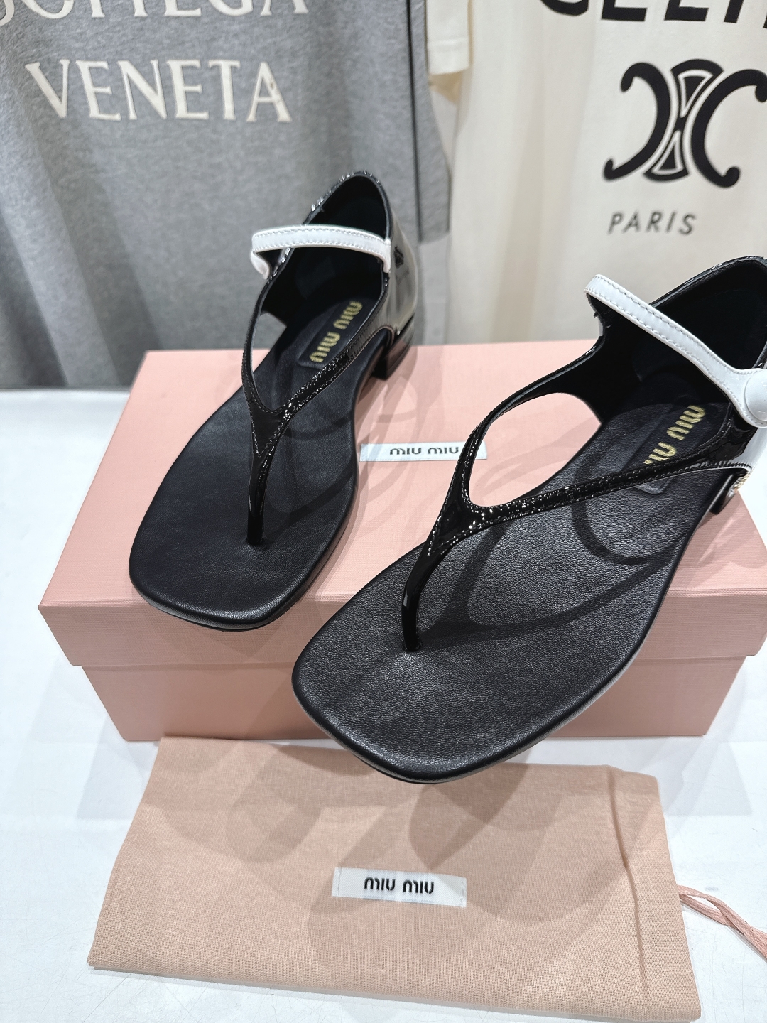 高版本出厂
  MiuMiu*缪缪2025ss夏季走秀新款小牛皮夹脚凉鞋
Zp开发 原版拆卸 秒杀市面普