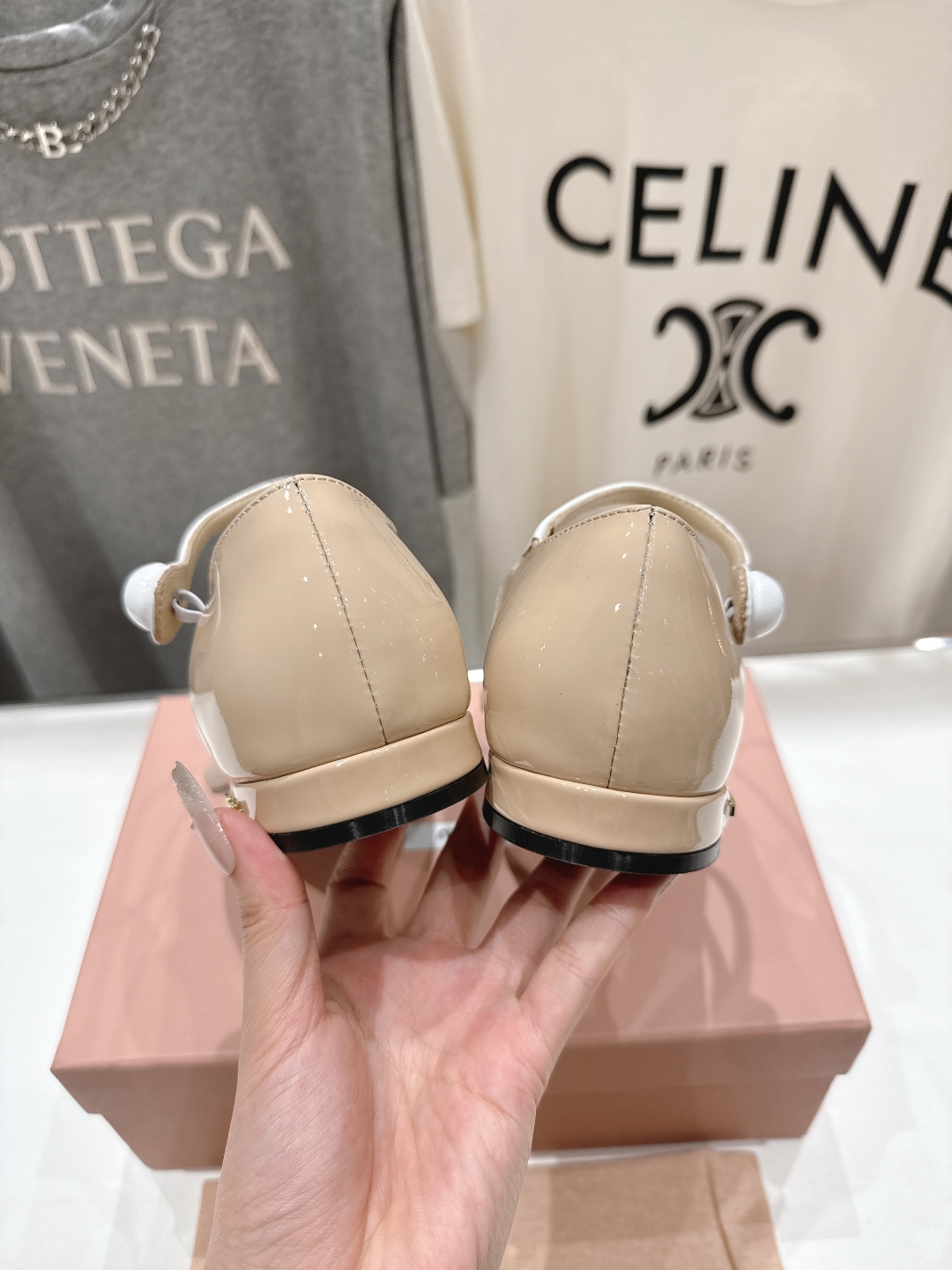 高版本出厂
  MiuMiu*缪缪2025ss夏季走秀新款小牛皮夹脚凉鞋
Zp开发 原版拆卸 秒杀市面普