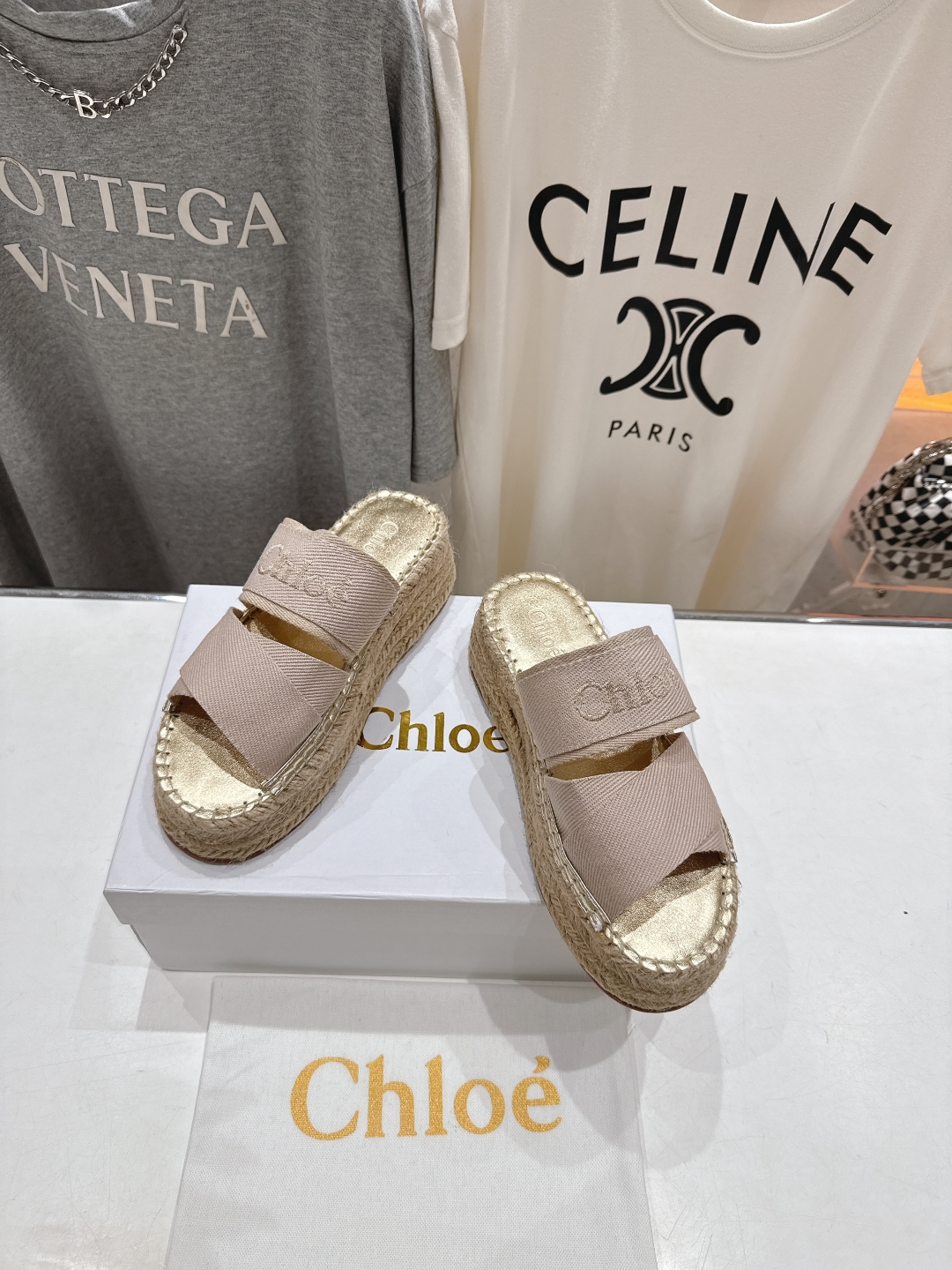 高版本出厂
  Chloe 克洛伊2025ss蔻依新款麻绳厚底交叉带拖鞋闪亮登场！简直是时尚感与舒适度的