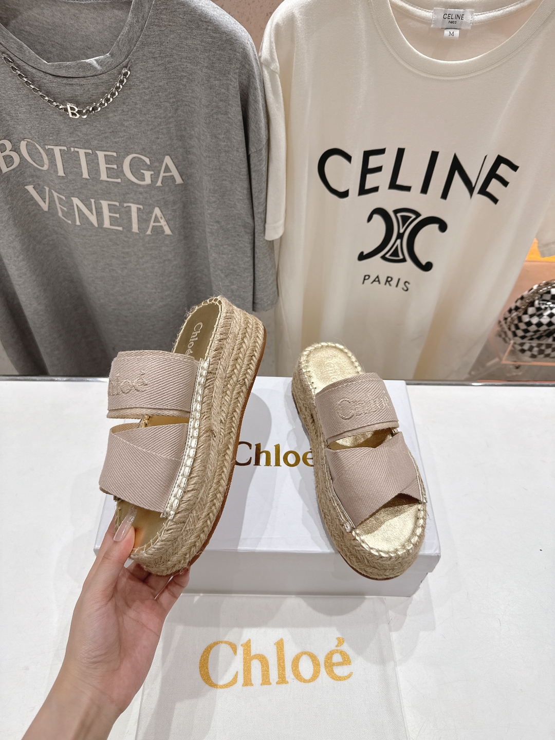 高版本出厂
  Chloe 克洛伊2025ss蔻依新款麻绳厚底交叉带拖鞋闪亮登场！简直是时尚感与舒适度的