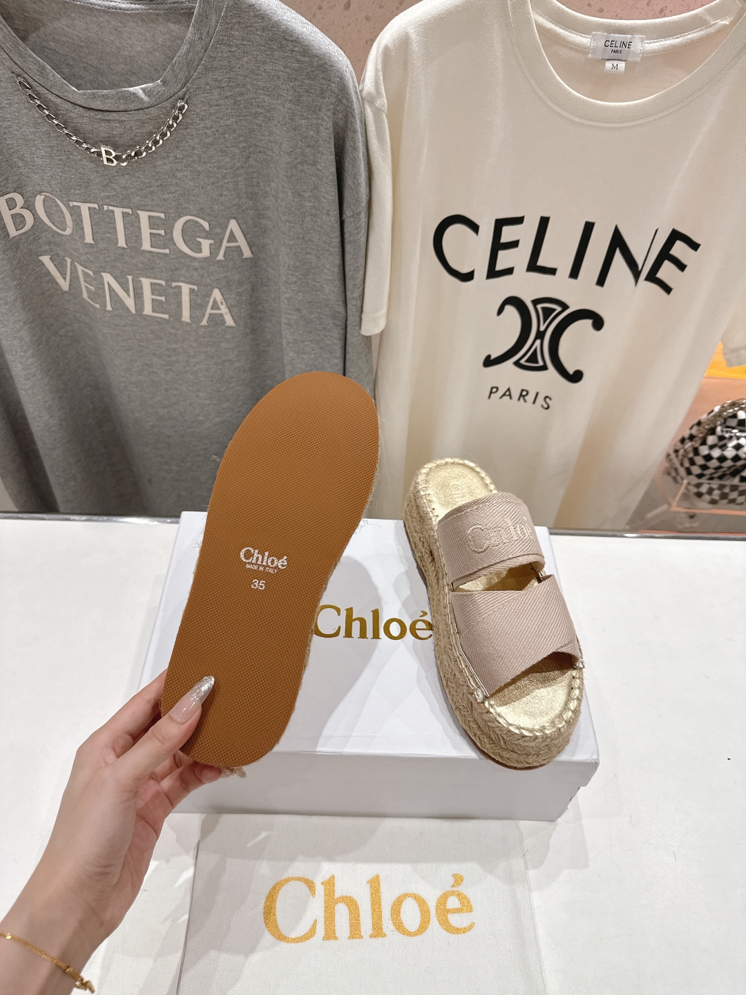 高版本出厂
  Chloe 克洛伊2025ss蔻依新款麻绳厚底交叉带拖鞋闪亮登场！简直是时尚感与舒适度的