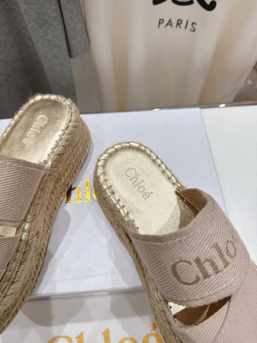 高版本出厂
  Chloe 克洛伊2025ss蔻依新款麻绳厚底交叉带拖鞋闪亮登场！简直是时尚感与舒适度的