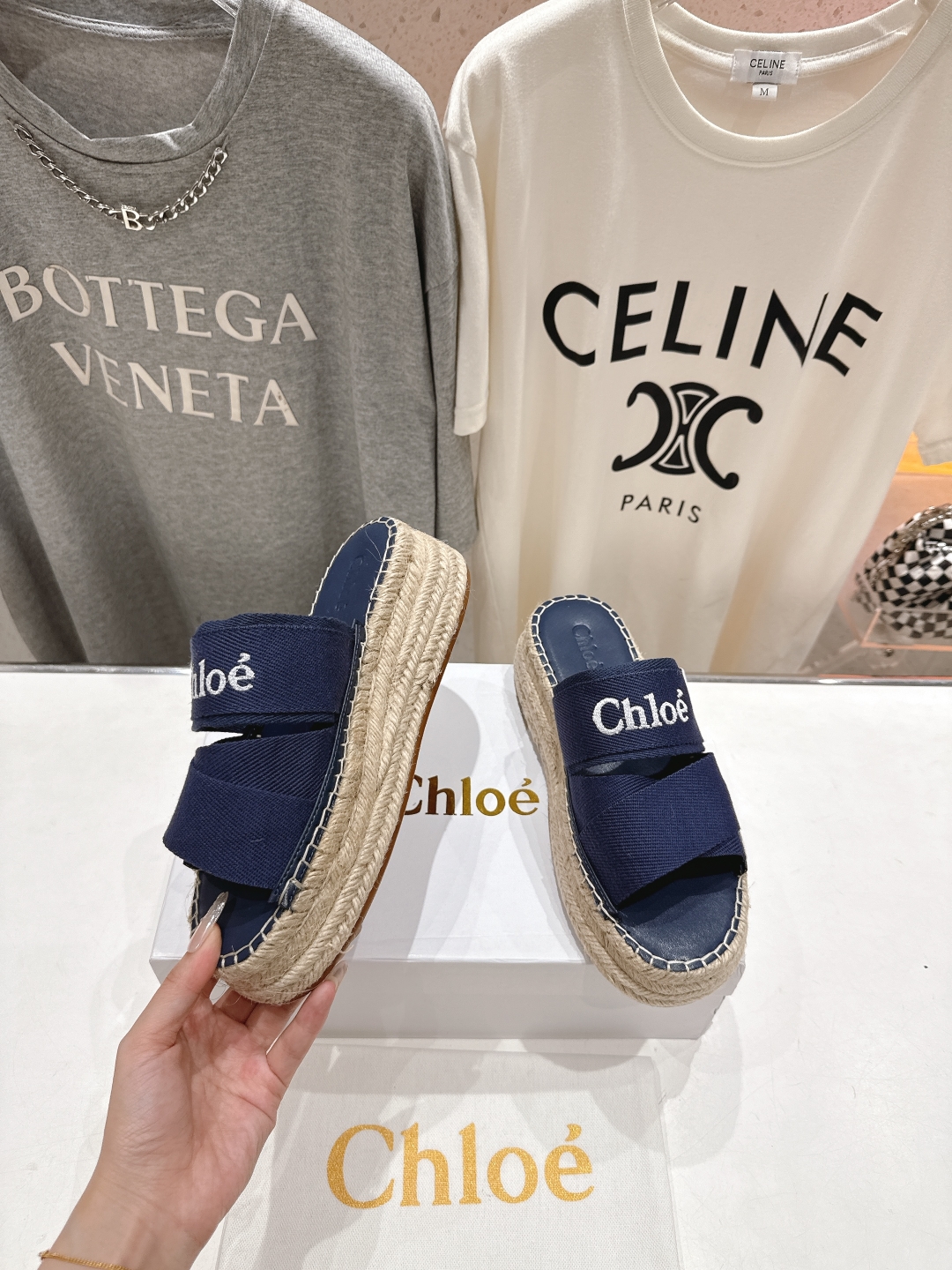 高版本出厂
  Chloe 克洛伊2025ss蔻依新款麻绳厚底交叉带拖鞋闪亮登场！简直是时尚感与舒适度的