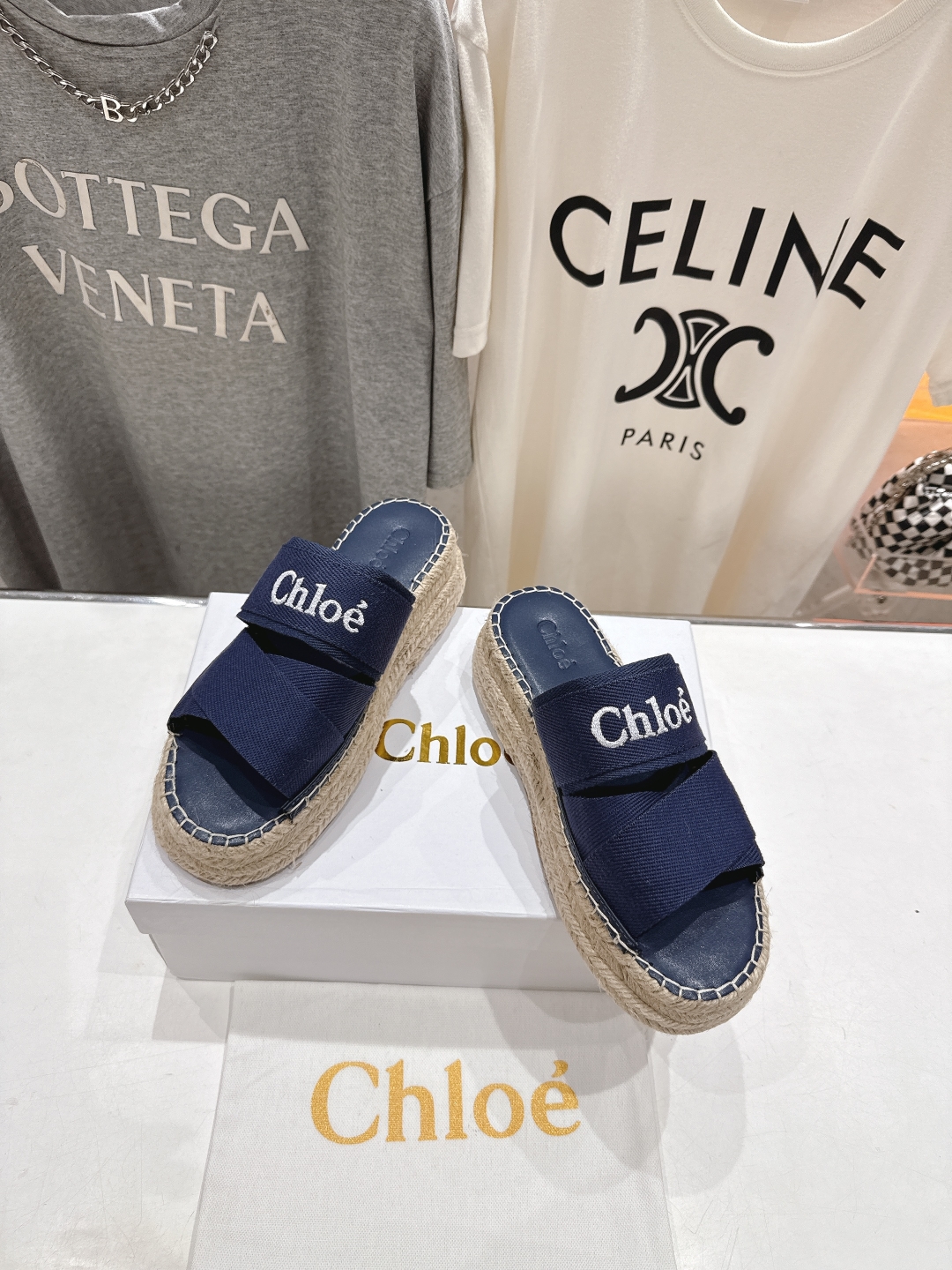 高版本出厂
  Chloe 克洛伊2025ss蔻依新款麻绳厚底交叉带拖鞋闪亮登场！简直是时尚感与舒适度的