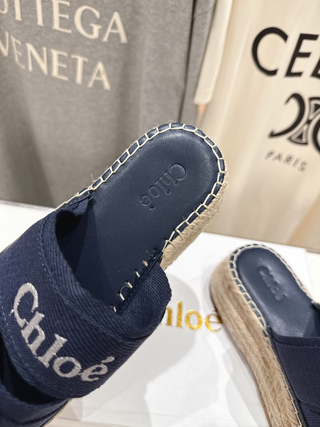高版本出厂
  Chloe 克洛伊2025ss蔻依新款麻绳厚底交叉带拖鞋闪亮登场！简直是时尚感与舒适度的