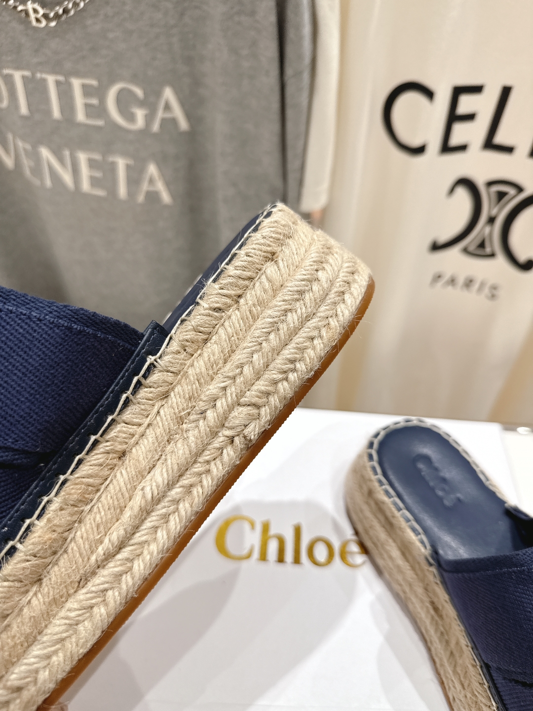 高版本出厂
  Chloe 克洛伊2025ss蔻依新款麻绳厚底交叉带拖鞋闪亮登场！简直是时尚感与舒适度的