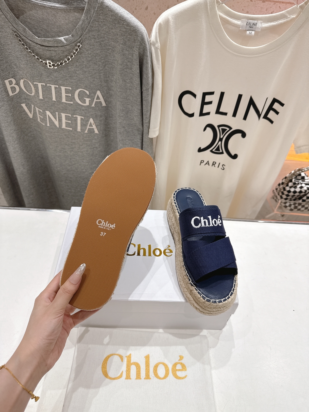 高版本出厂
  Chloe 克洛伊2025ss蔻依新款麻绳厚底交叉带拖鞋闪亮登场！简直是时尚感与舒适度的