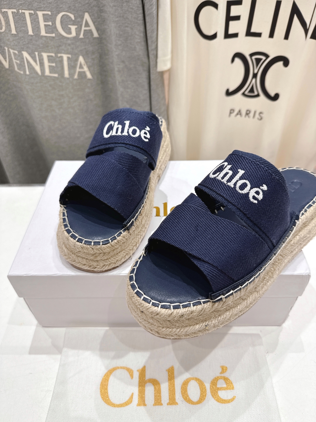 高版本出厂
  Chloe 克洛伊2025ss蔻依新款麻绳厚底交叉带拖鞋闪亮登场！简直是时尚感与舒适度的
