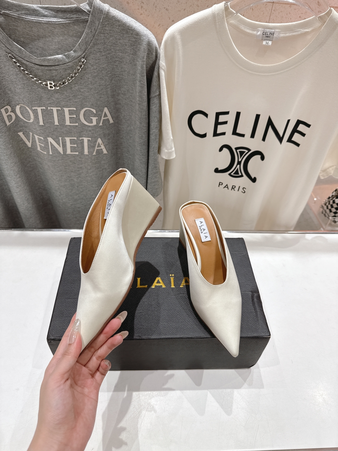 高版本出厂
「ALAiA」ALA 阿莱亚25ss/春夏·大热高跟尖头坡跟拖鞋
依然时髦高街的氛围感🖤🤍不