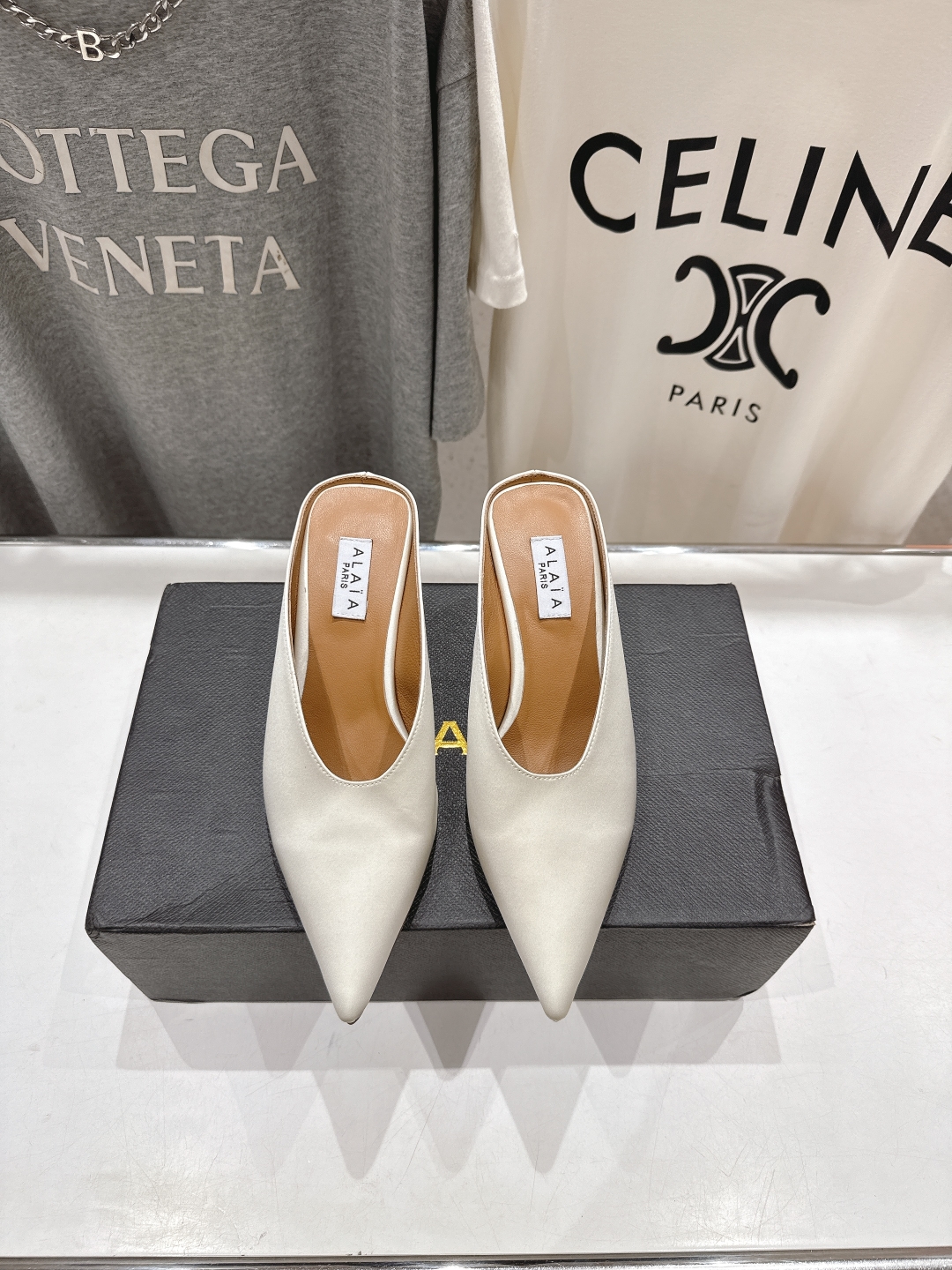 高版本出厂
「ALAiA」ALA 阿莱亚25ss/春夏·大热高跟尖头坡跟拖鞋
依然时髦高街的氛围感🖤🤍不