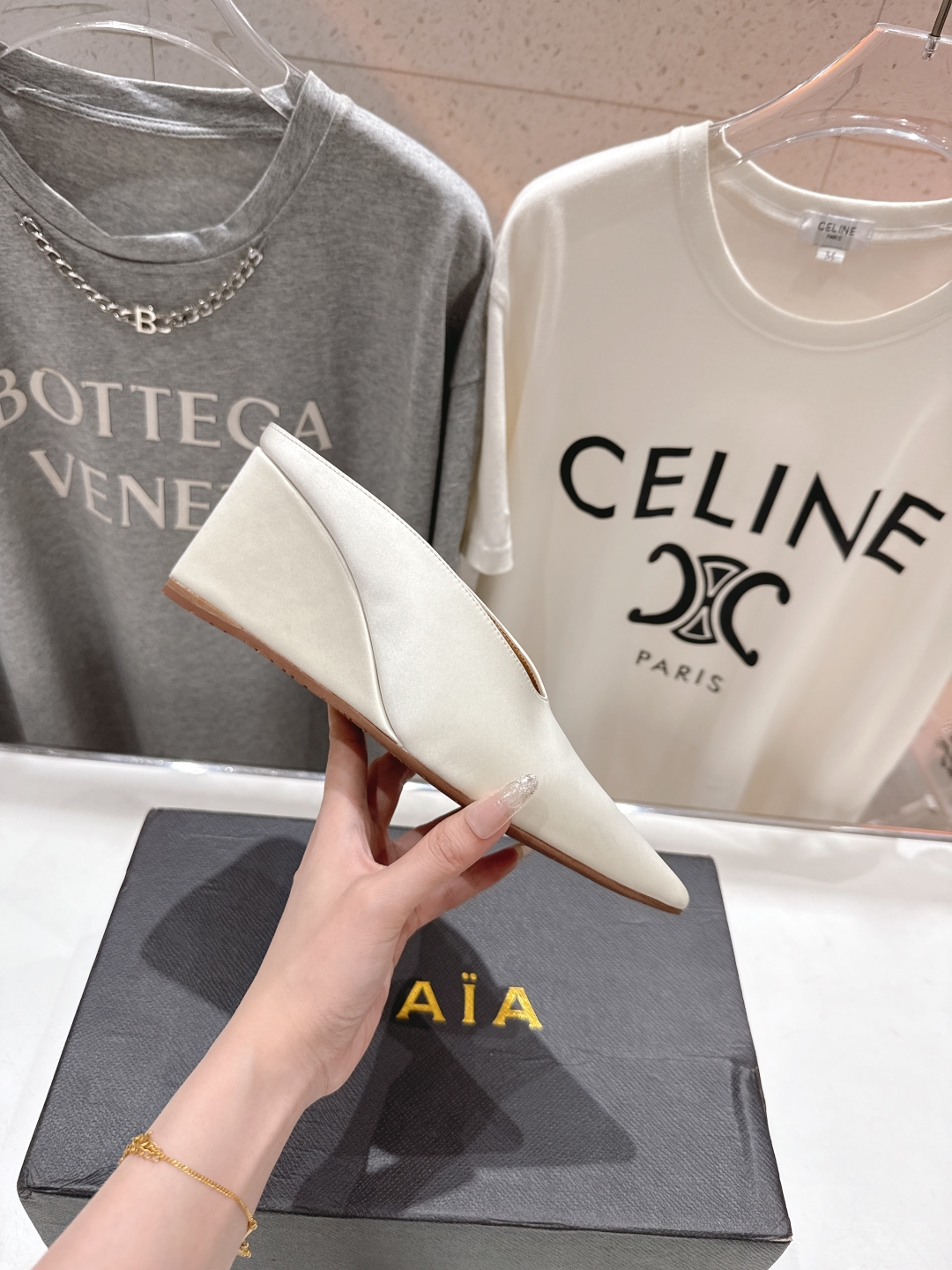 高版本出厂
「ALAiA」ALA 阿莱亚25ss/春夏·大热高跟尖头坡跟拖鞋
依然时髦高街的氛围感🖤🤍不