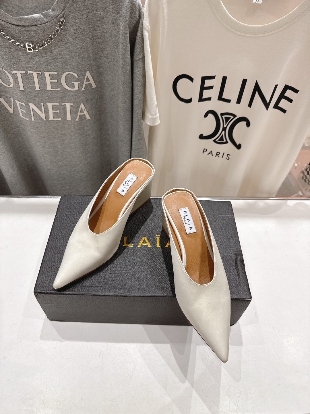 高版本出厂
「ALAiA」ALA 阿莱亚25ss/春夏·大热高跟尖头坡跟拖鞋
依然时髦高街的氛围感🖤🤍不