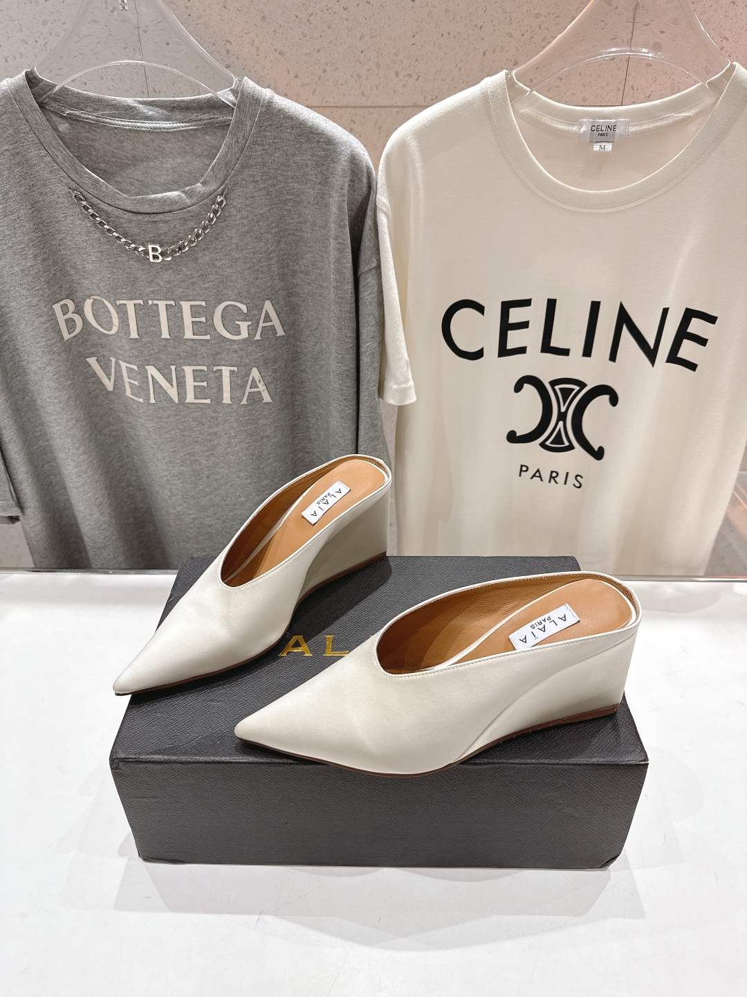 高版本出厂
「ALAiA」ALA 阿莱亚25ss/春夏·大热高跟尖头坡跟拖鞋
依然时髦高街的氛围感🖤🤍不