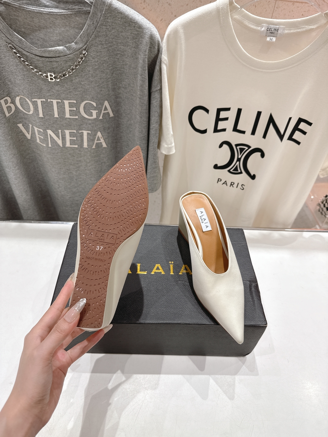 高版本出厂
「ALAiA」ALA 阿莱亚25ss/春夏·大热高跟尖头坡跟拖鞋
依然时髦高街的氛围感🖤🤍不