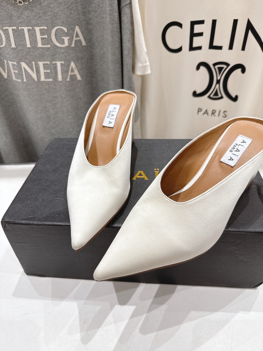 高版本出厂
「ALAiA」ALA 阿莱亚25ss/春夏·大热高跟尖头坡跟拖鞋
依然时髦高街的氛围感🖤🤍不