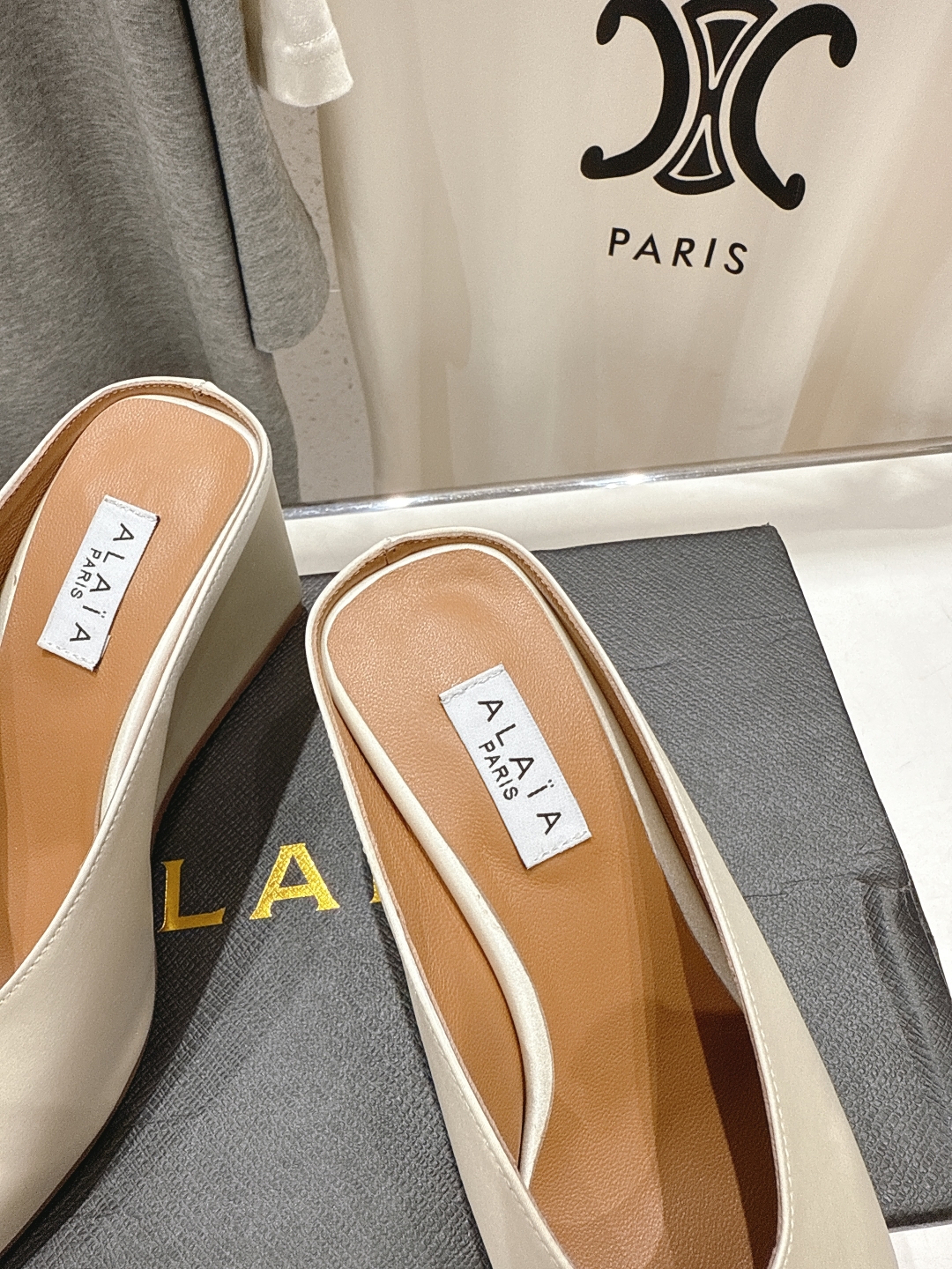 高版本出厂
「ALAiA」ALA 阿莱亚25ss/春夏·大热高跟尖头坡跟拖鞋
依然时髦高街的氛围感🖤🤍不