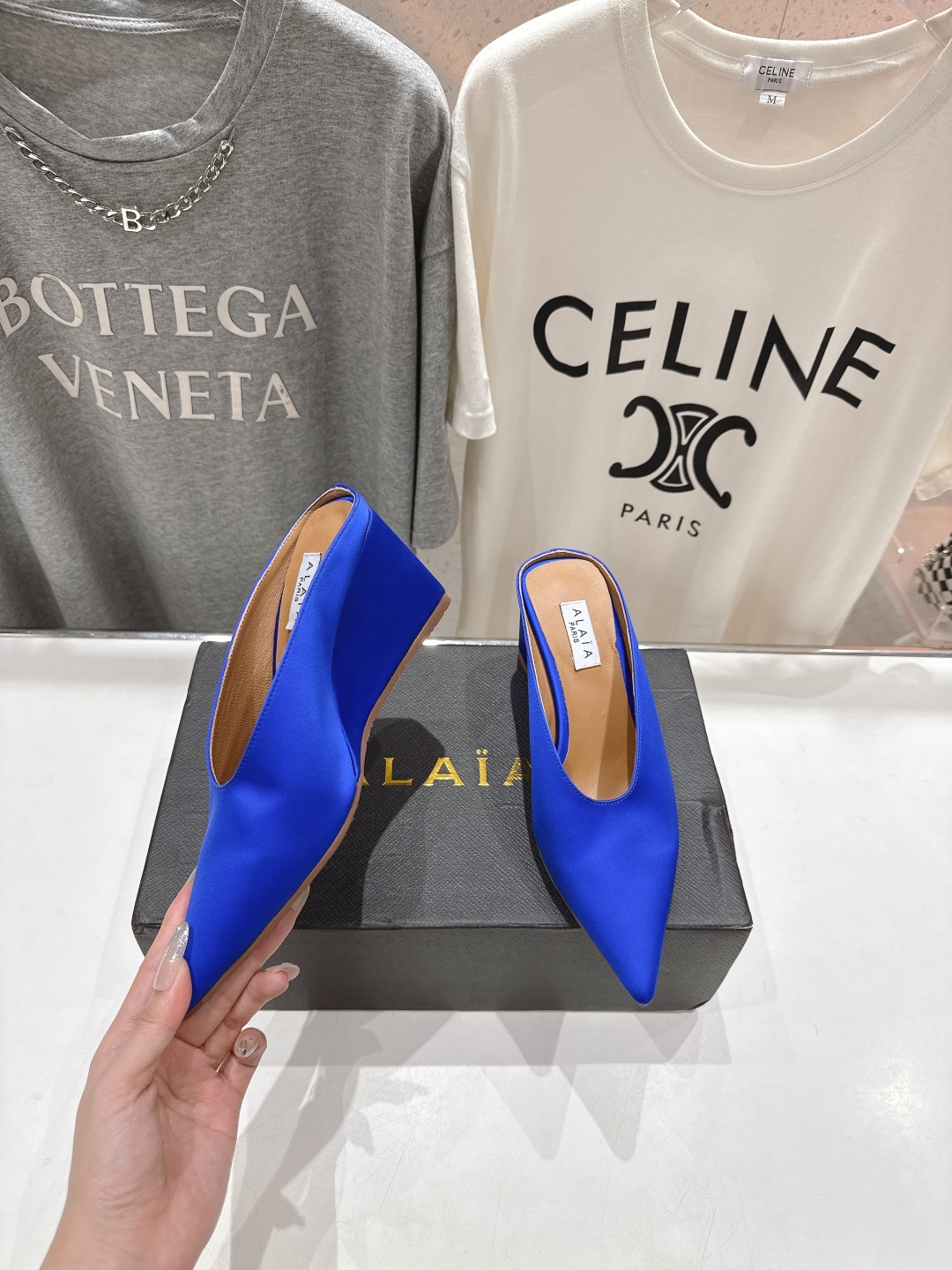 高版本出厂
「ALAiA」ALA 阿莱亚25ss/春夏·大热高跟尖头坡跟拖鞋
依然时髦高街的氛围感🖤🤍不