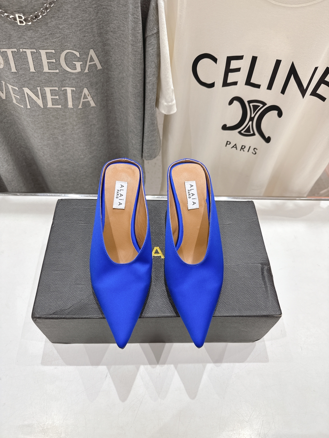 高版本出厂
「ALAiA」ALA 阿莱亚25ss/春夏·大热高跟尖头坡跟拖鞋
依然时髦高街的氛围感🖤🤍不