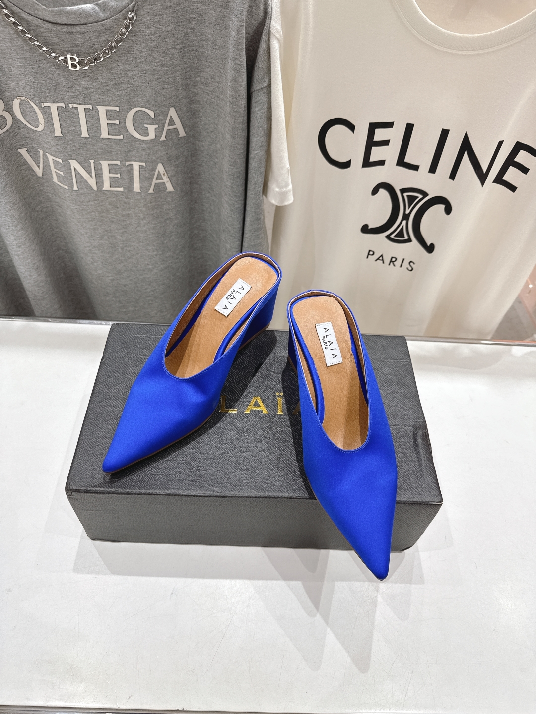 高版本出厂
「ALAiA」ALA 阿莱亚25ss/春夏·大热高跟尖头坡跟拖鞋
依然时髦高街的氛围感🖤🤍不