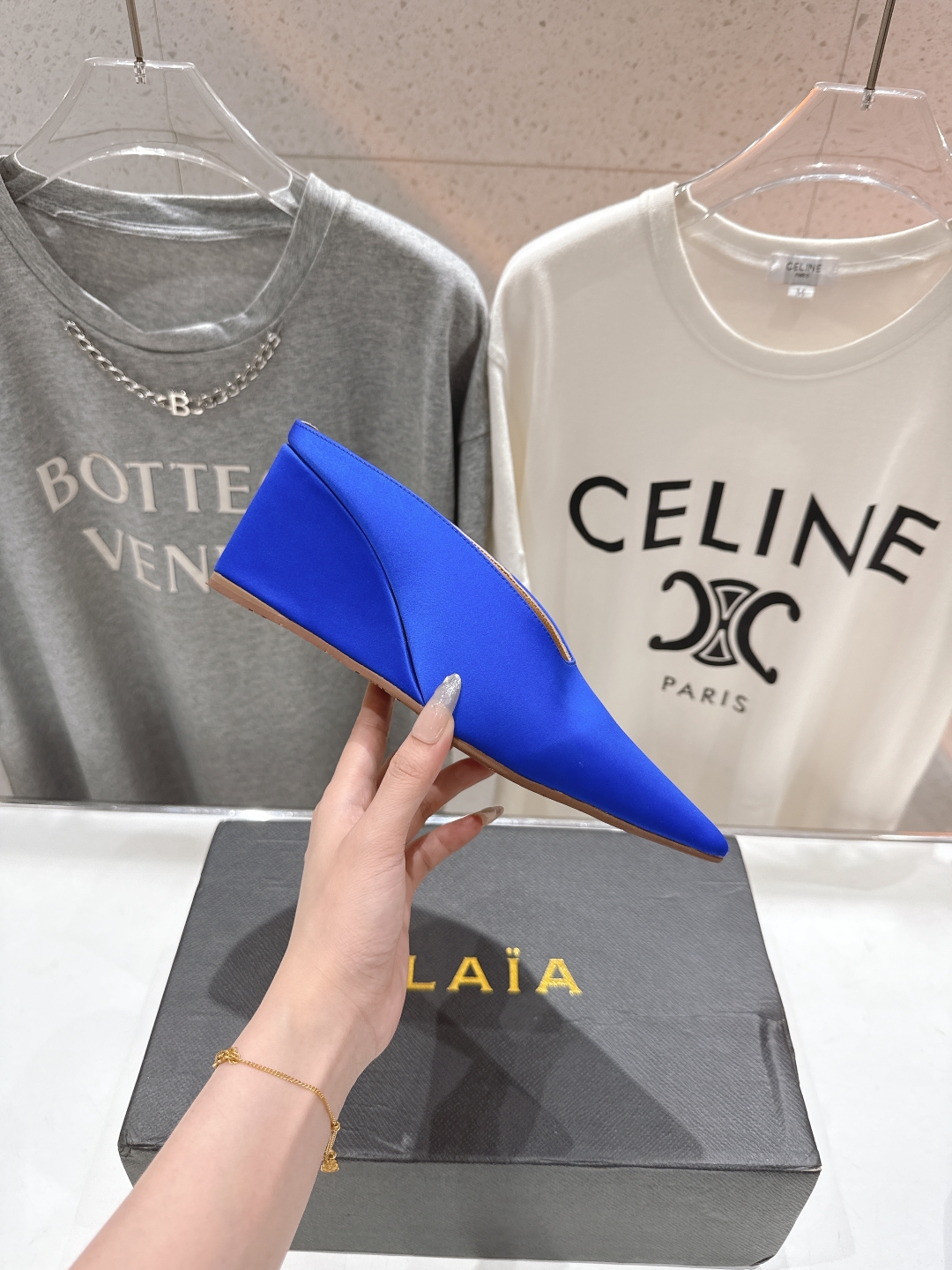 高版本出厂
「ALAiA」ALA 阿莱亚25ss/春夏·大热高跟尖头坡跟拖鞋
依然时髦高街的氛围感🖤🤍不