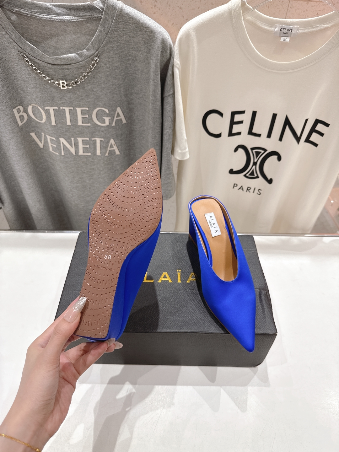 高版本出厂
「ALAiA」ALA 阿莱亚25ss/春夏·大热高跟尖头坡跟拖鞋
依然时髦高街的氛围感🖤🤍不