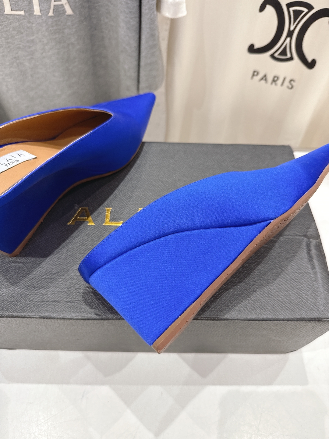 高版本出厂
「ALAiA」ALA 阿莱亚25ss/春夏·大热高跟尖头坡跟拖鞋
依然时髦高街的氛围感🖤🤍不