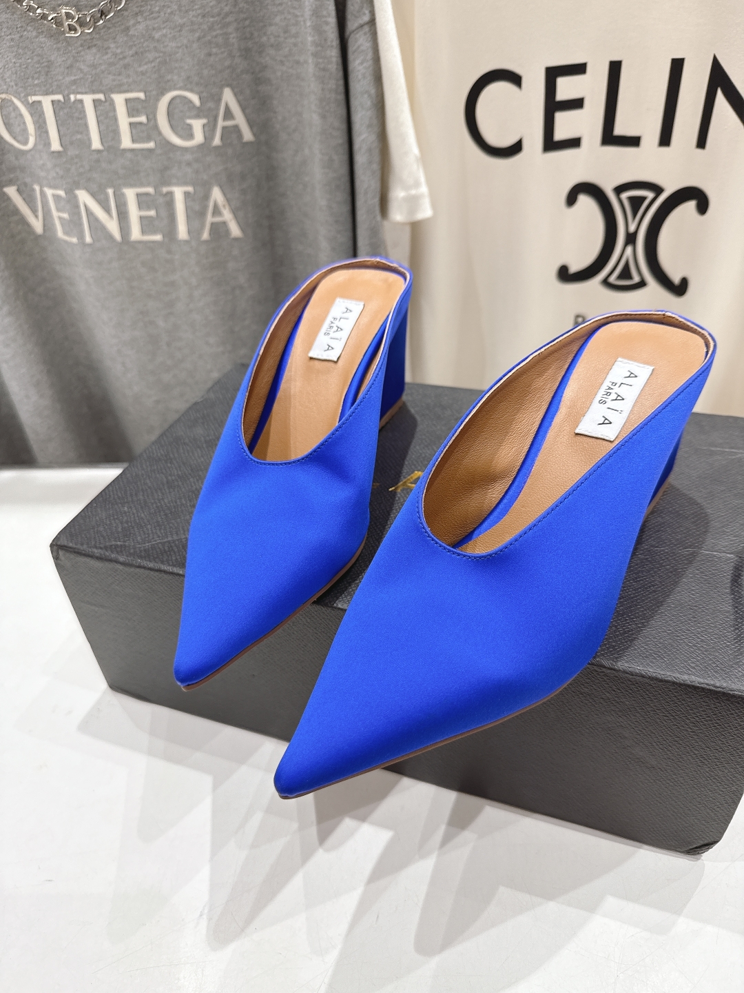 高版本出厂
「ALAiA」ALA 阿莱亚25ss/春夏·大热高跟尖头坡跟拖鞋
依然时髦高街的氛围感🖤🤍不