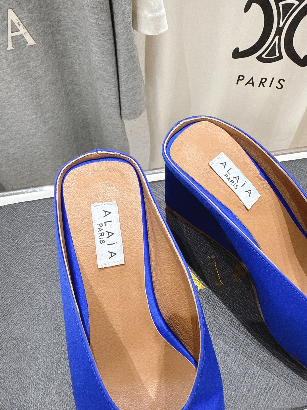 高版本出厂
「ALAiA」ALA 阿莱亚25ss/春夏·大热高跟尖头坡跟拖鞋
依然时髦高街的氛围感🖤🤍不