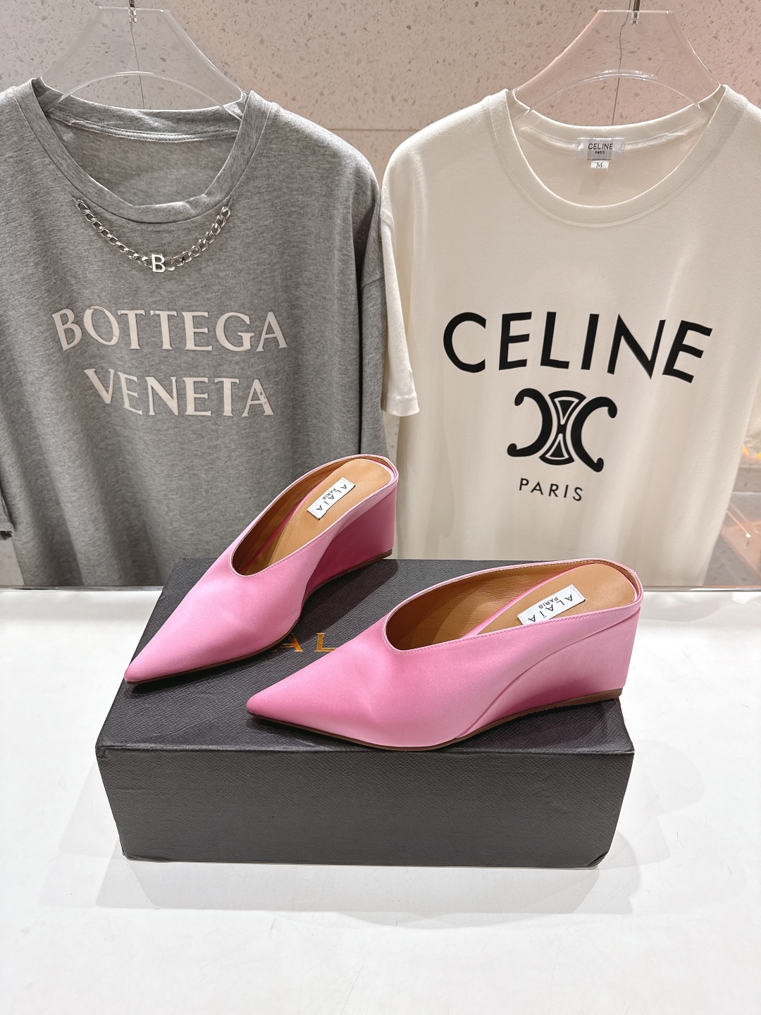 高版本出厂
「ALAiA」ALA 阿莱亚25ss/春夏·大热高跟尖头坡跟拖鞋
依然时髦高街的氛围感🖤🤍不