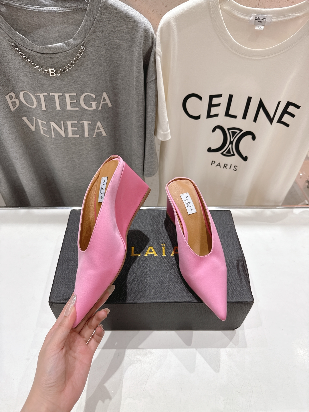 高版本出厂
「ALAiA」ALA 阿莱亚25ss/春夏·大热高跟尖头坡跟拖鞋
依然时髦高街的氛围感🖤🤍不