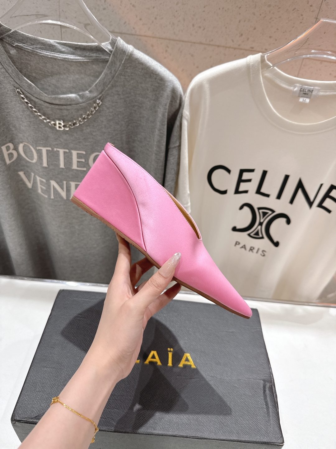 高版本出厂
「ALAiA」ALA 阿莱亚25ss/春夏·大热高跟尖头坡跟拖鞋
依然时髦高街的氛围感🖤🤍不