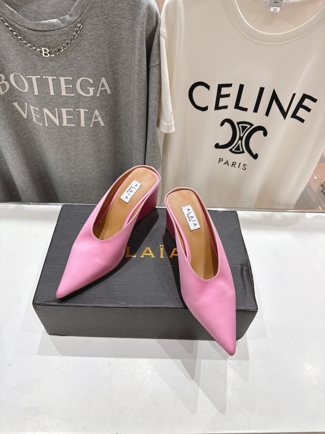 高版本出厂
「ALAiA」ALA 阿莱亚25ss/春夏·大热高跟尖头坡跟拖鞋
依然时髦高街的氛围感🖤🤍不