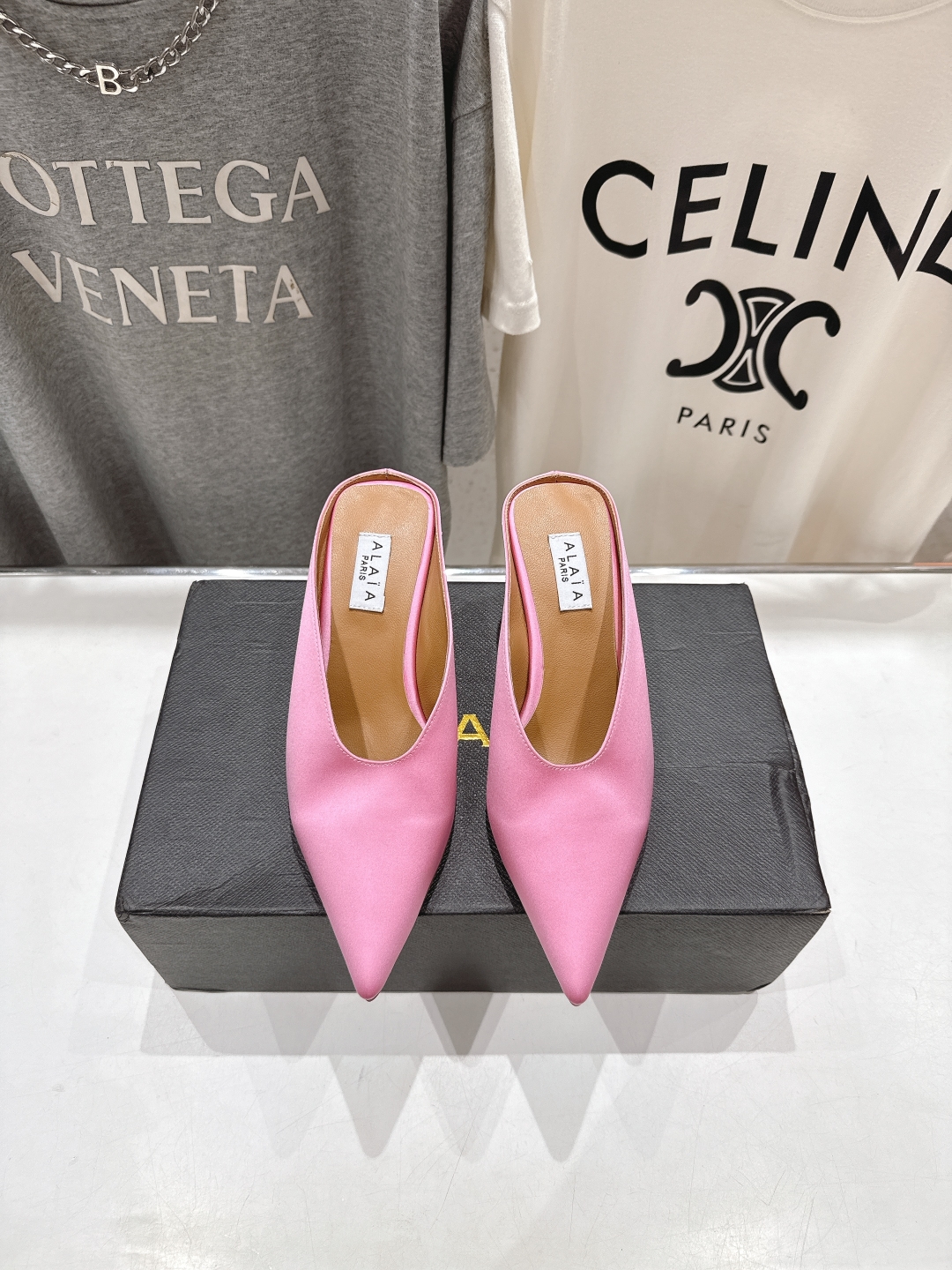 高版本出厂
「ALAiA」ALA 阿莱亚25ss/春夏·大热高跟尖头坡跟拖鞋
依然时髦高街的氛围感🖤🤍不