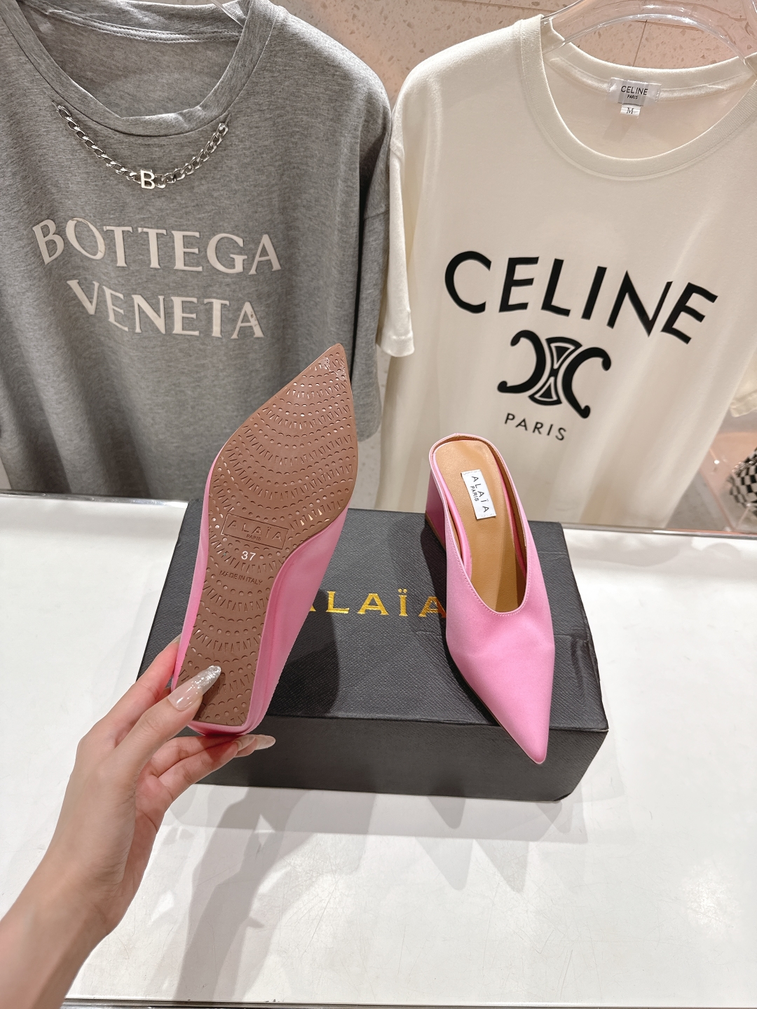 高版本出厂
「ALAiA」ALA 阿莱亚25ss/春夏·大热高跟尖头坡跟拖鞋
依然时髦高街的氛围感🖤🤍不